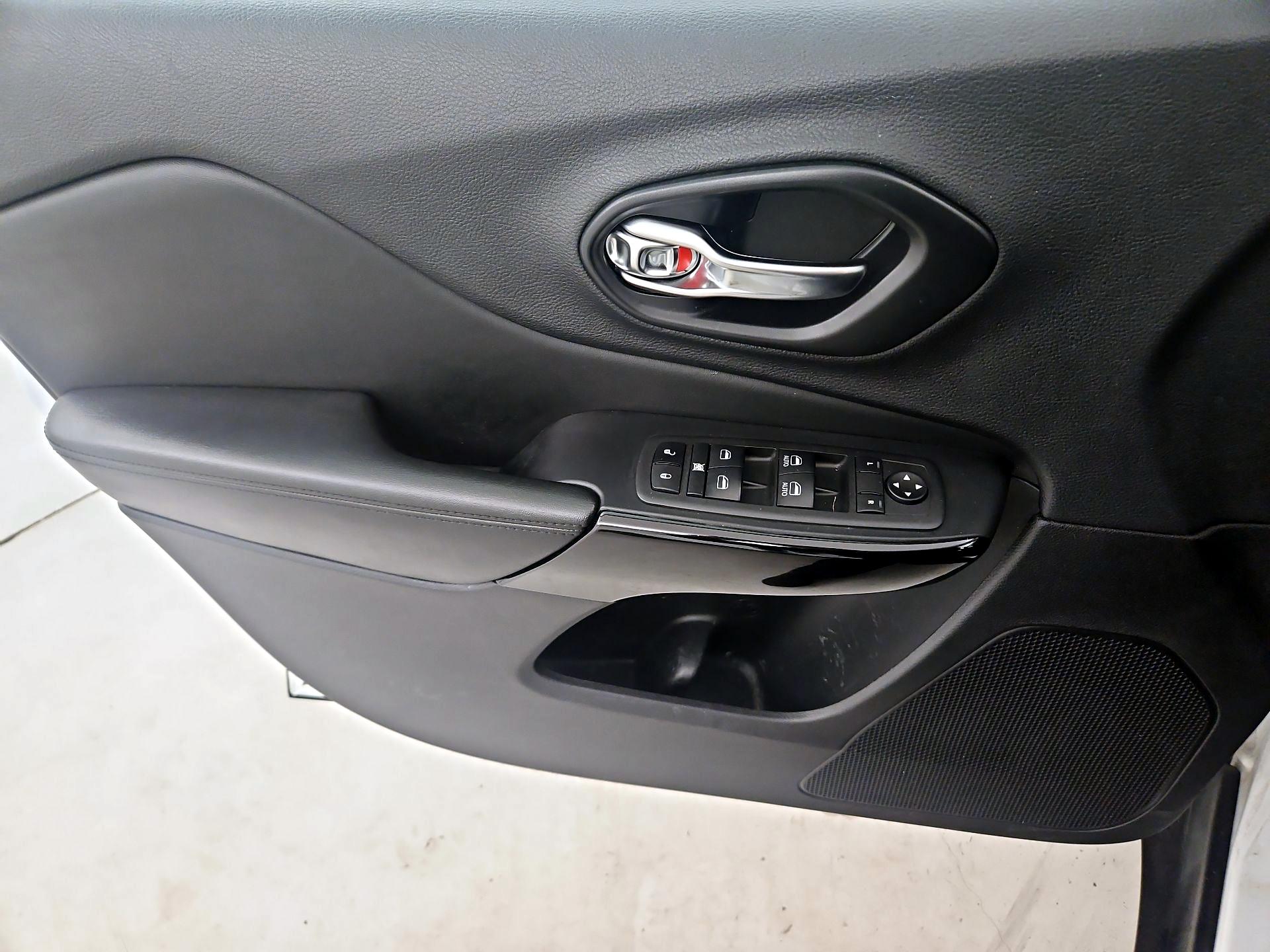 Thumbnail: 2021 Jeep Cherokee - 12