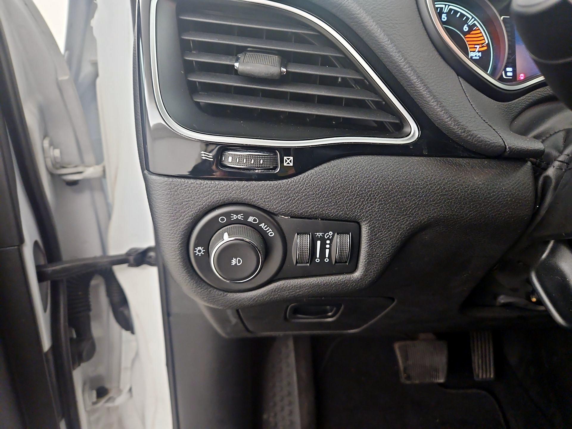 Thumbnail: 2021 Jeep Cherokee - 13