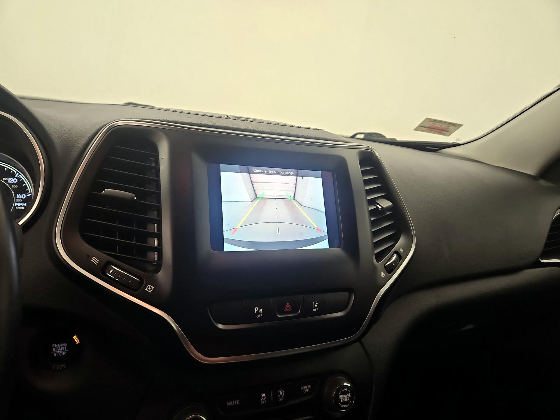 Thumbnail: 2021 Jeep Cherokee - 14