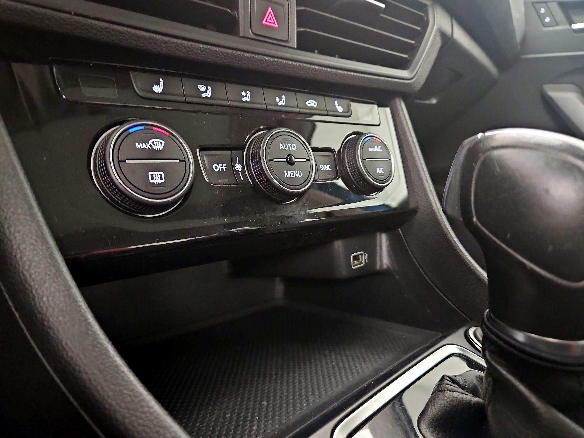 Thumbnail: 2019 Volkswagen Jetta - 16