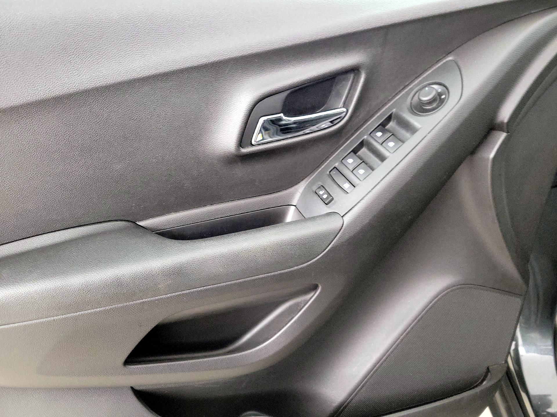 Thumbnail: 2018 Chevrolet Trax - 12