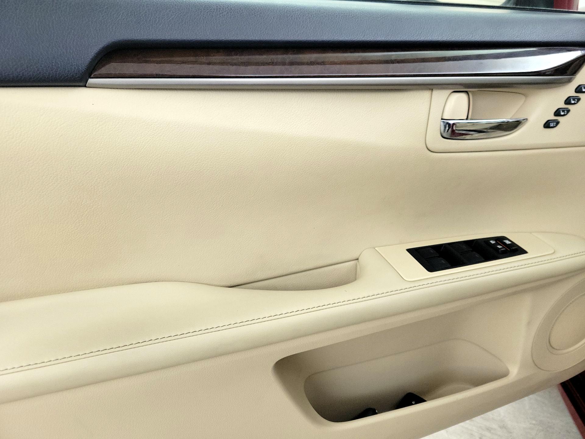 Thumbnail: 2015 Lexus ES - 12