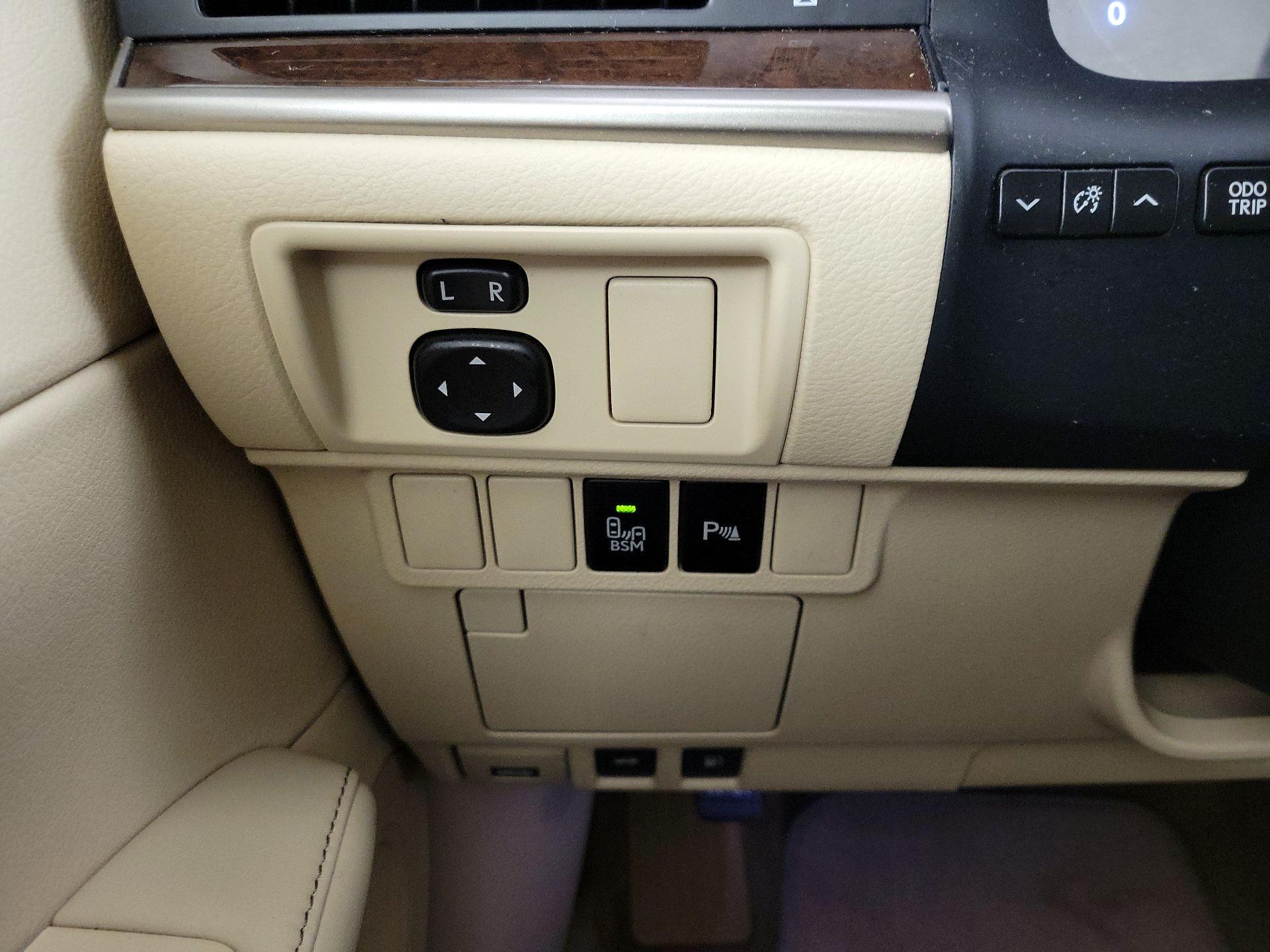 Thumbnail: 2015 Lexus ES - 13