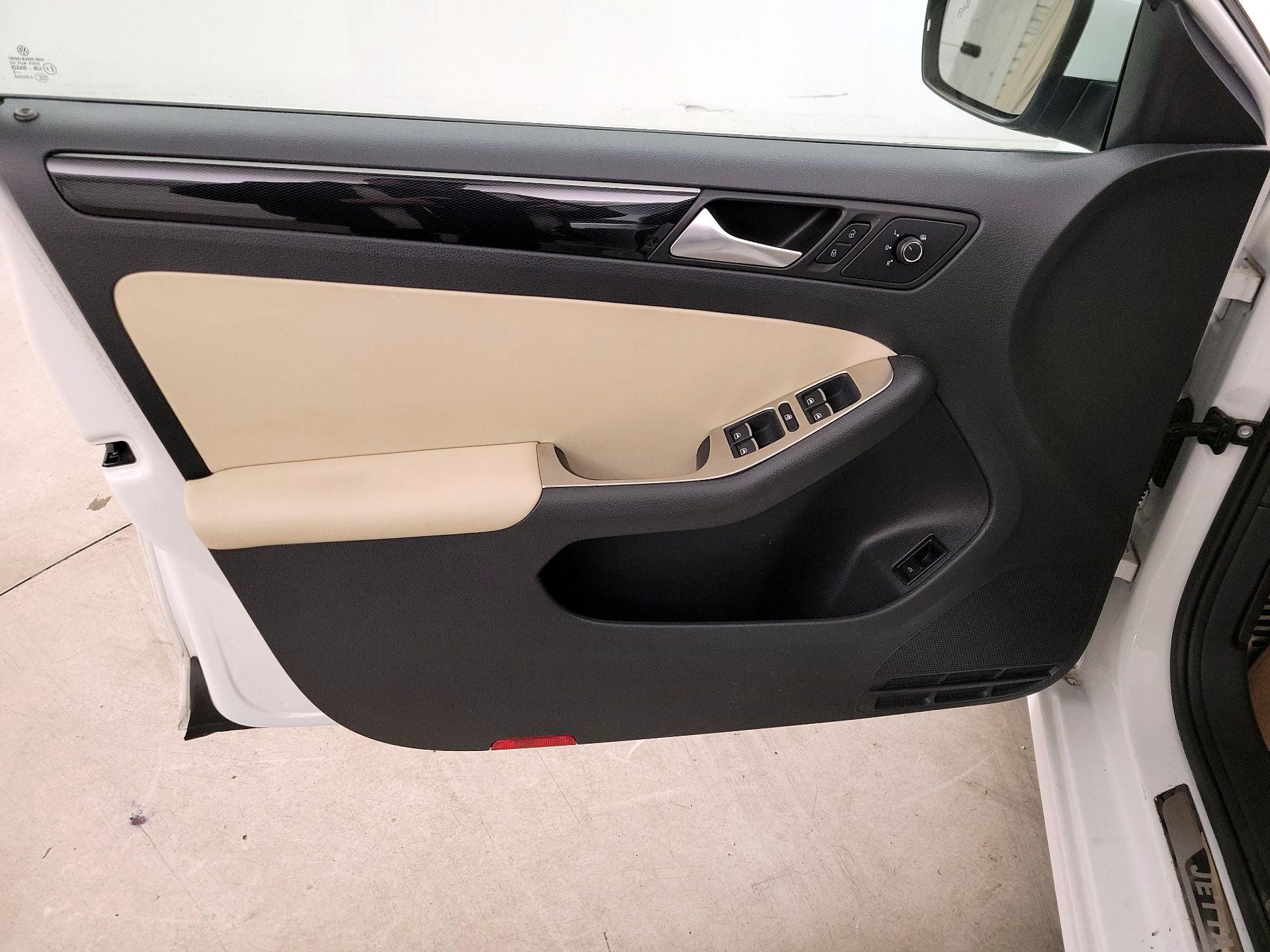 Thumbnail: 2016 Volkswagen Jetta - 12