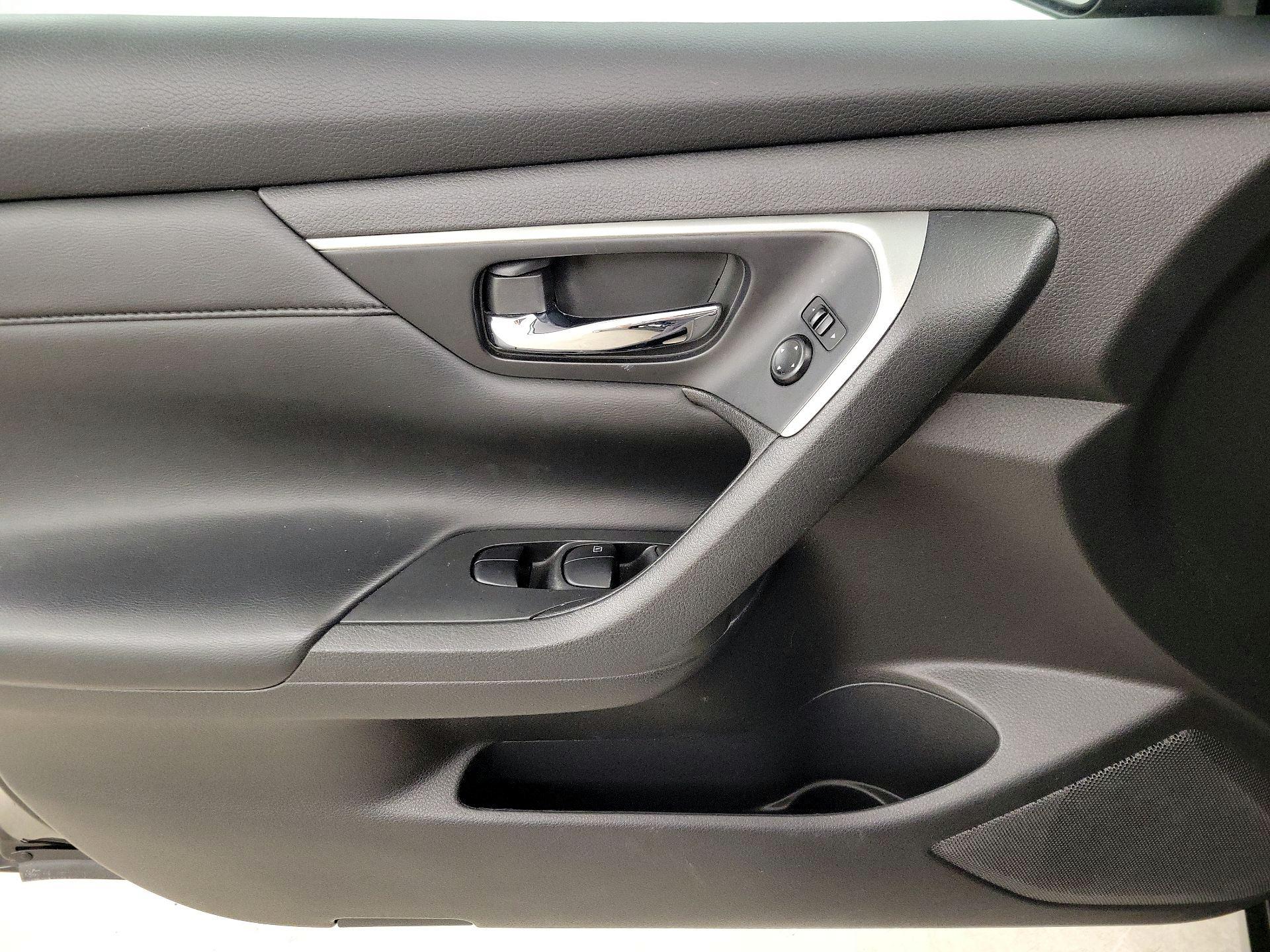 Thumbnail: 2015 Nissan Altima - 12