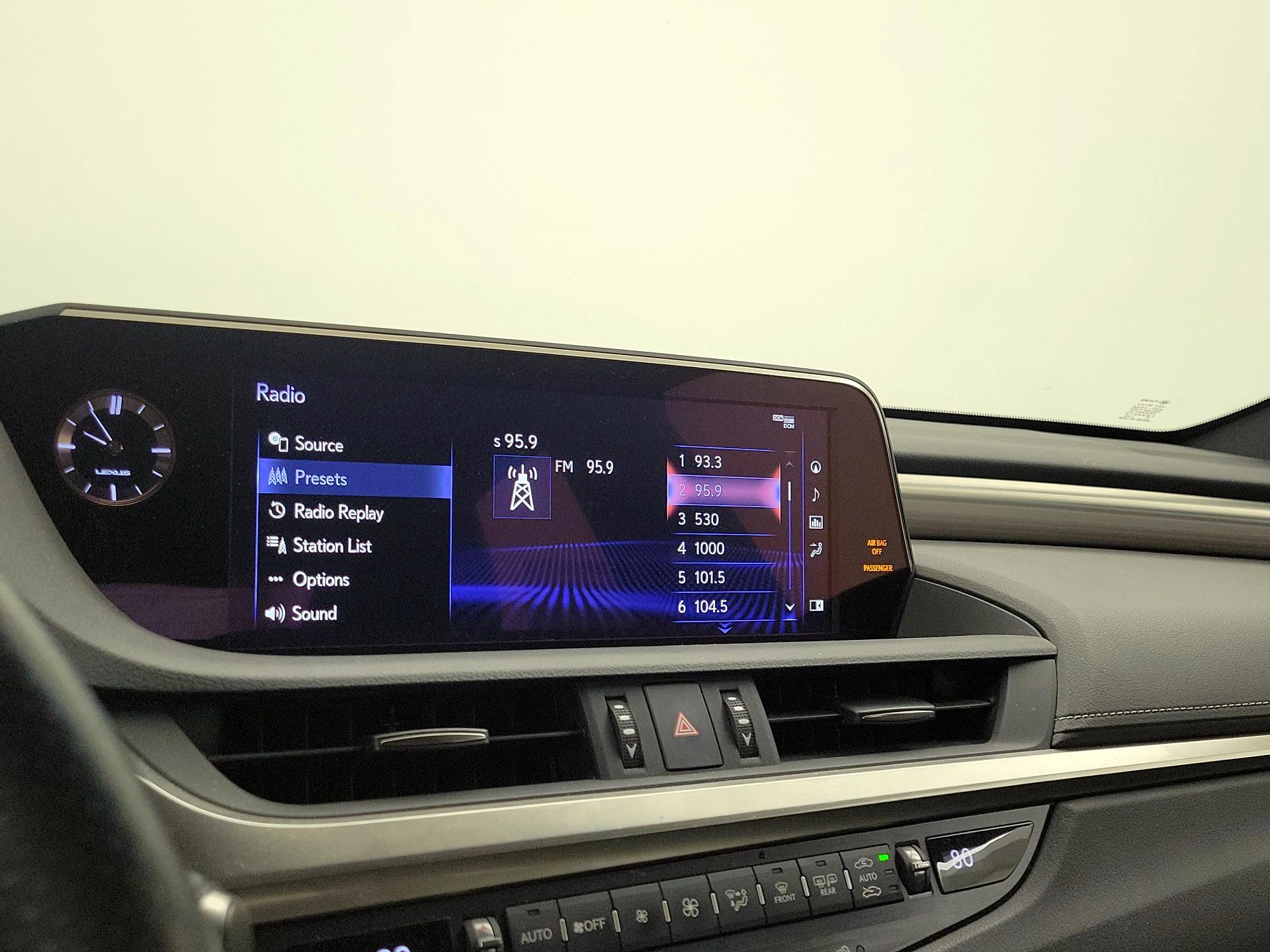 Thumbnail: 2020 Lexus ES - 16