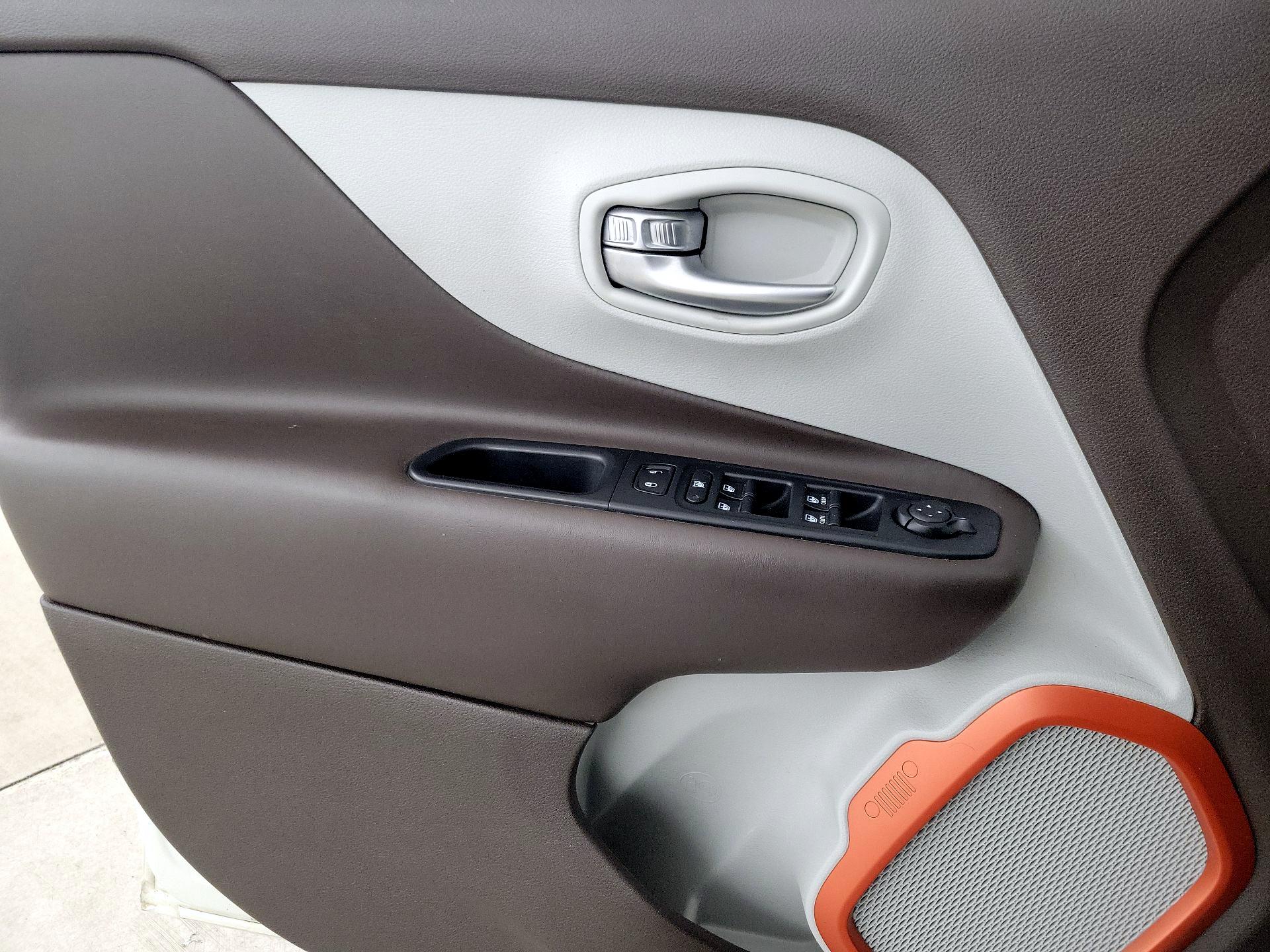 Thumbnail: 2017 Jeep Renegade - 12