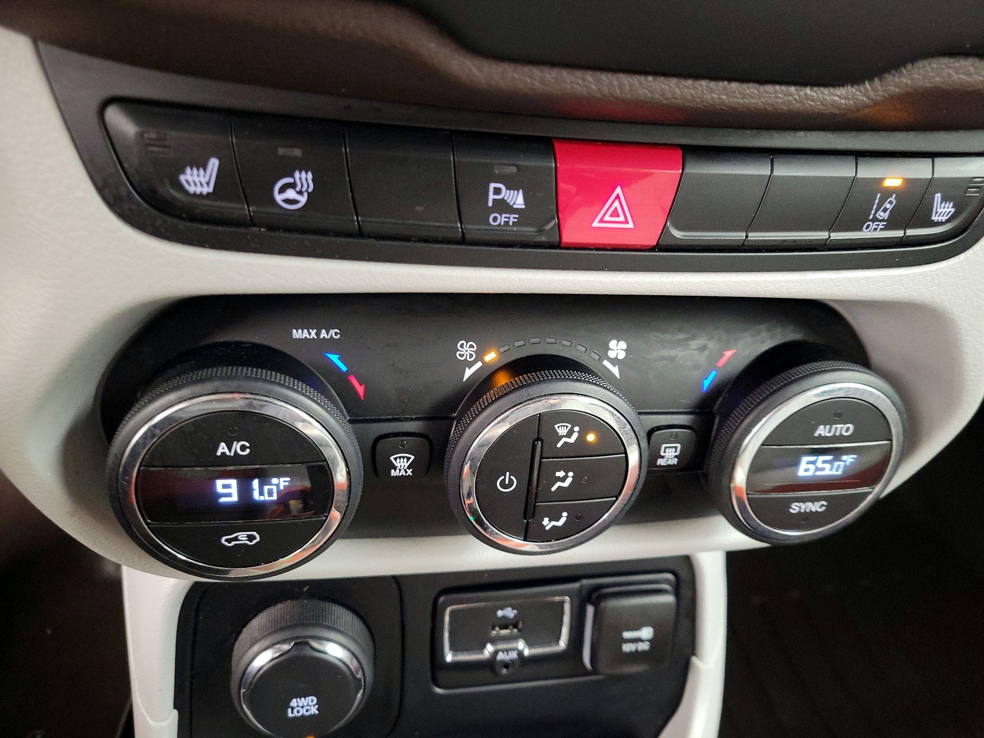 Thumbnail: 2017 Jeep Renegade - 17