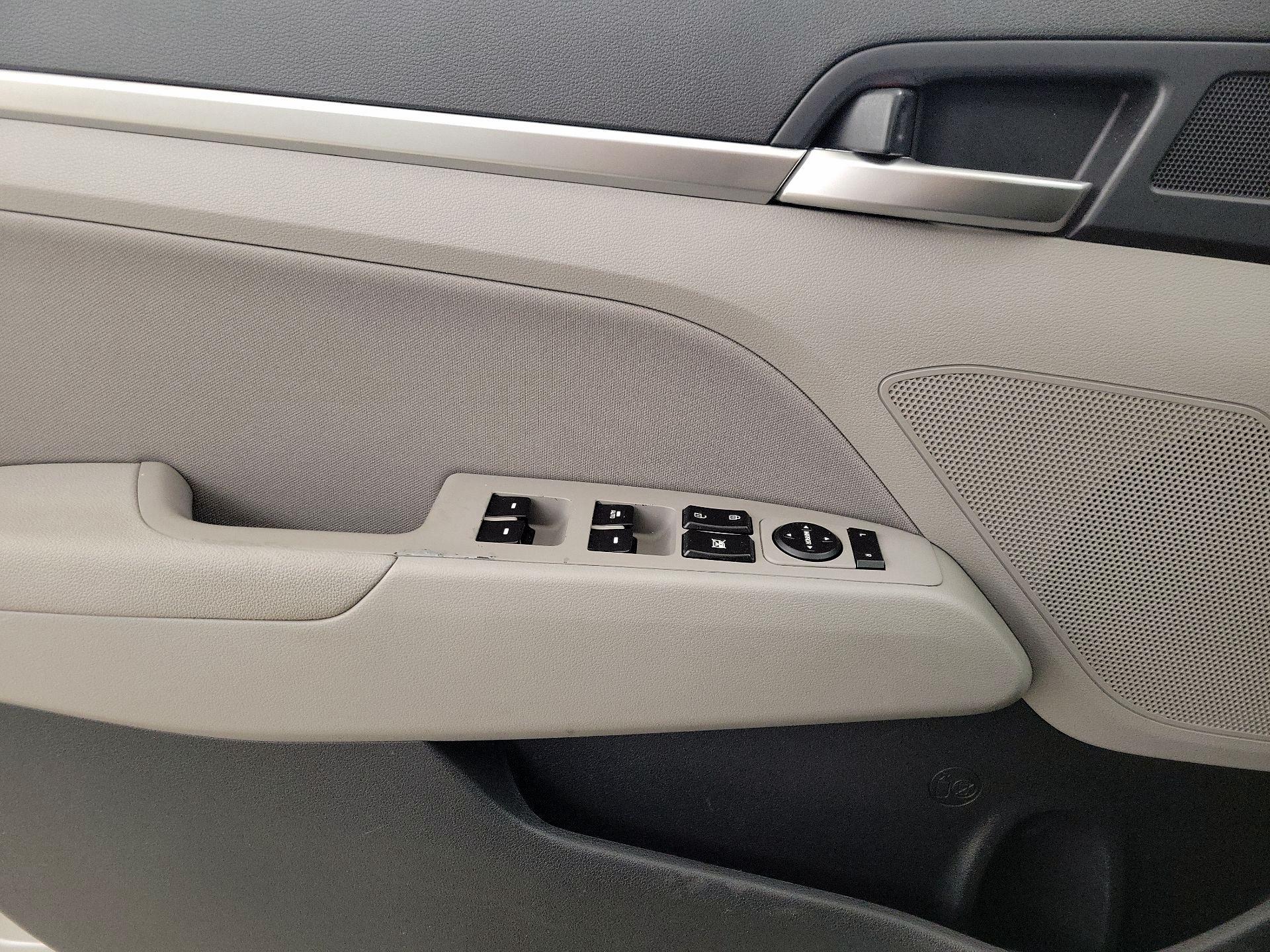 Thumbnail: 2020 Hyundai Elantra - 12