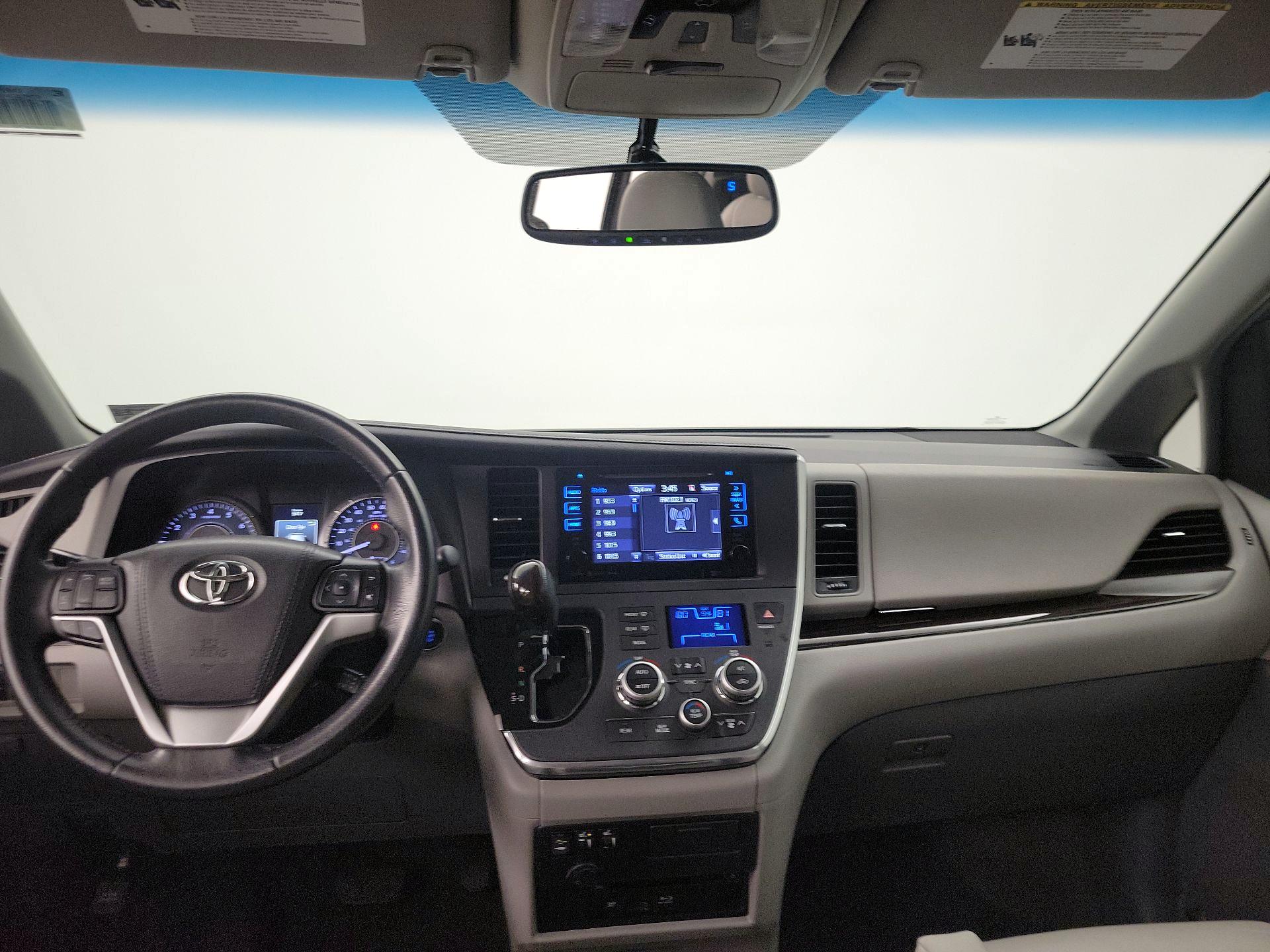 Thumbnail: 2017 Toyota Sienna - 9