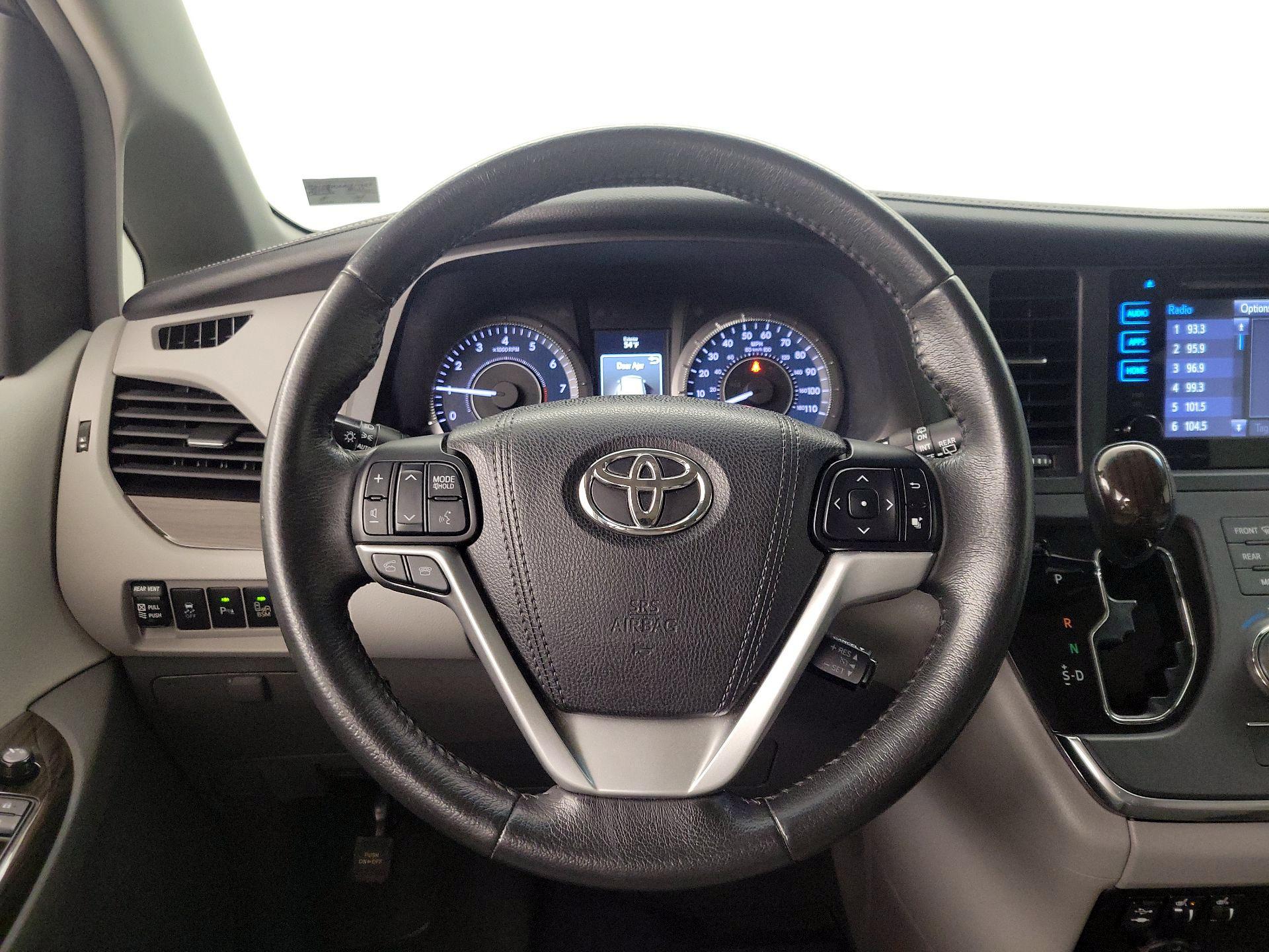 Thumbnail: 2017 Toyota Sienna - 10