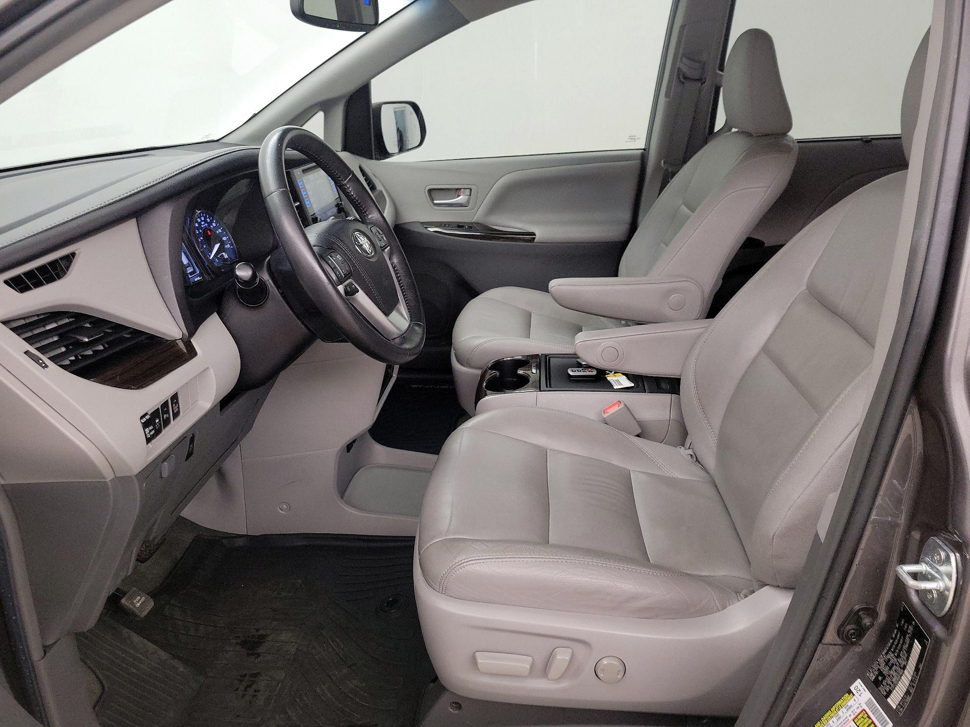 Thumbnail: 2017 Toyota Sienna - 11