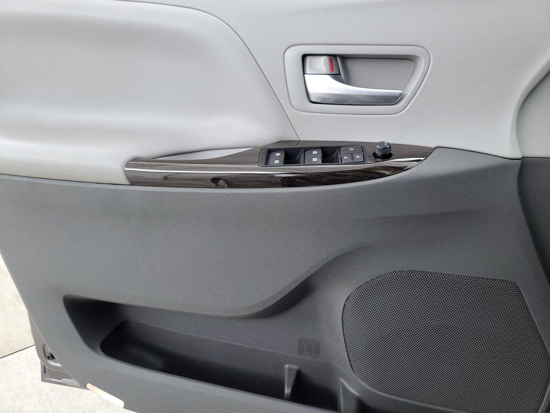 Thumbnail: 2017 Toyota Sienna - 12