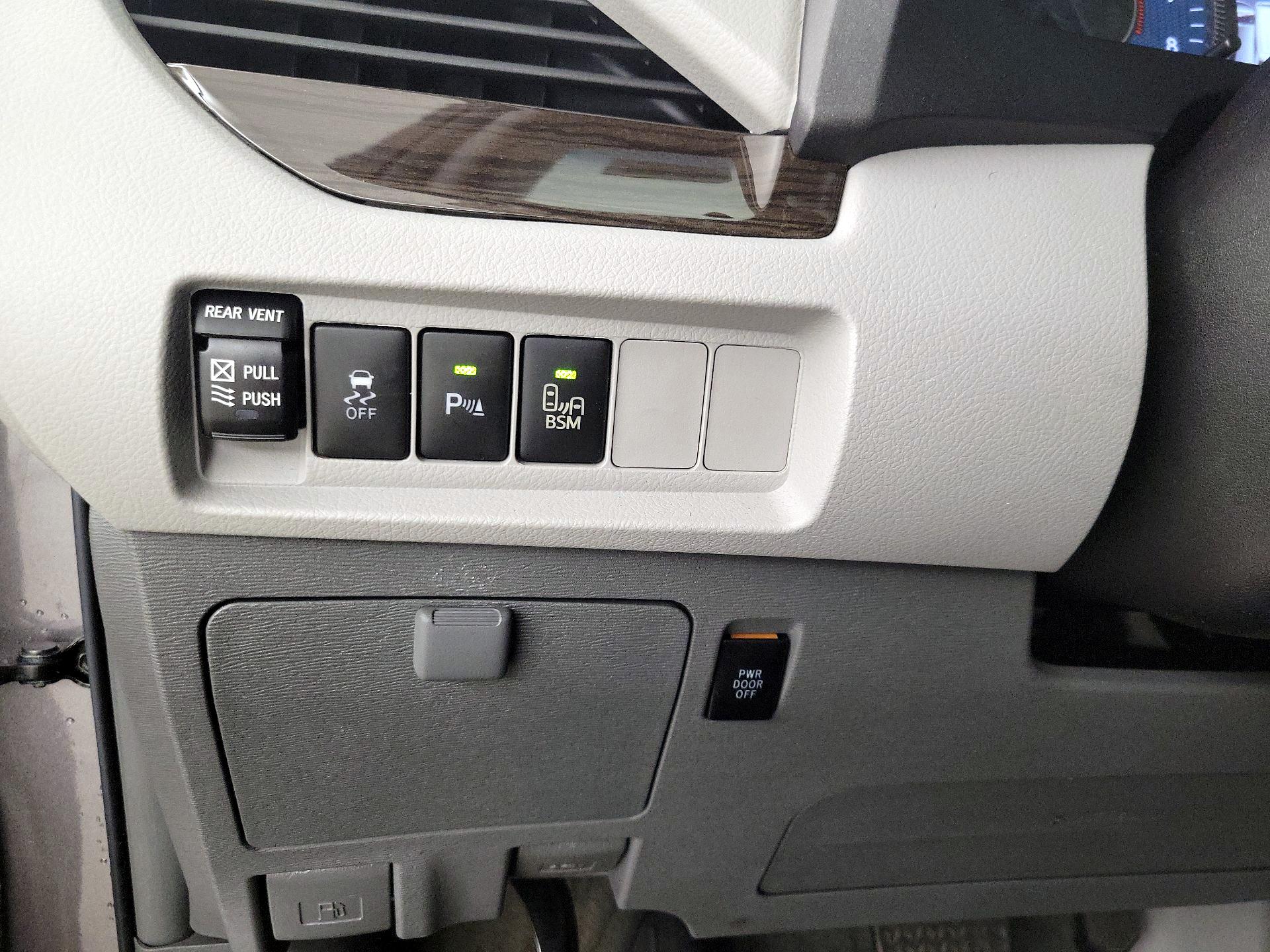 Thumbnail: 2017 Toyota Sienna - 13