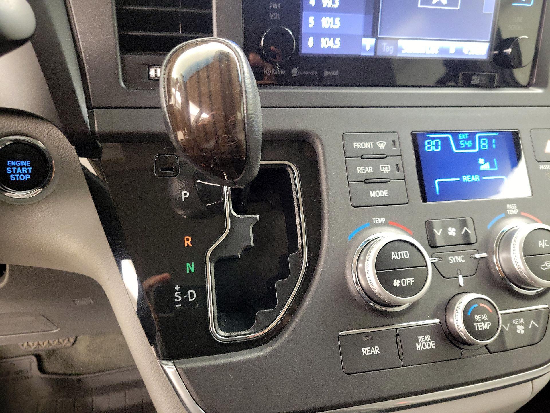 Thumbnail: 2017 Toyota Sienna - 18