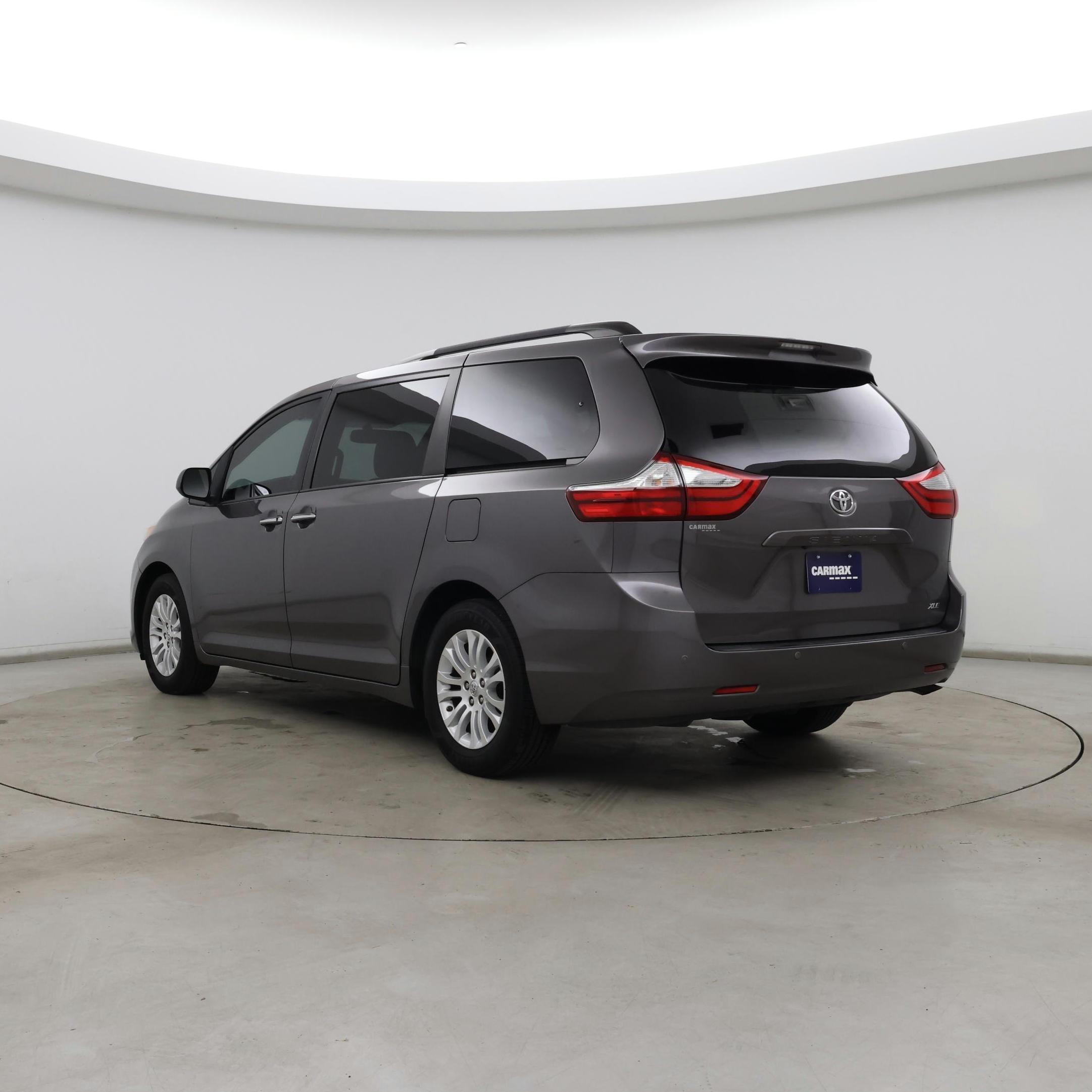 Thumbnail: 2017 Toyota Sienna - 2