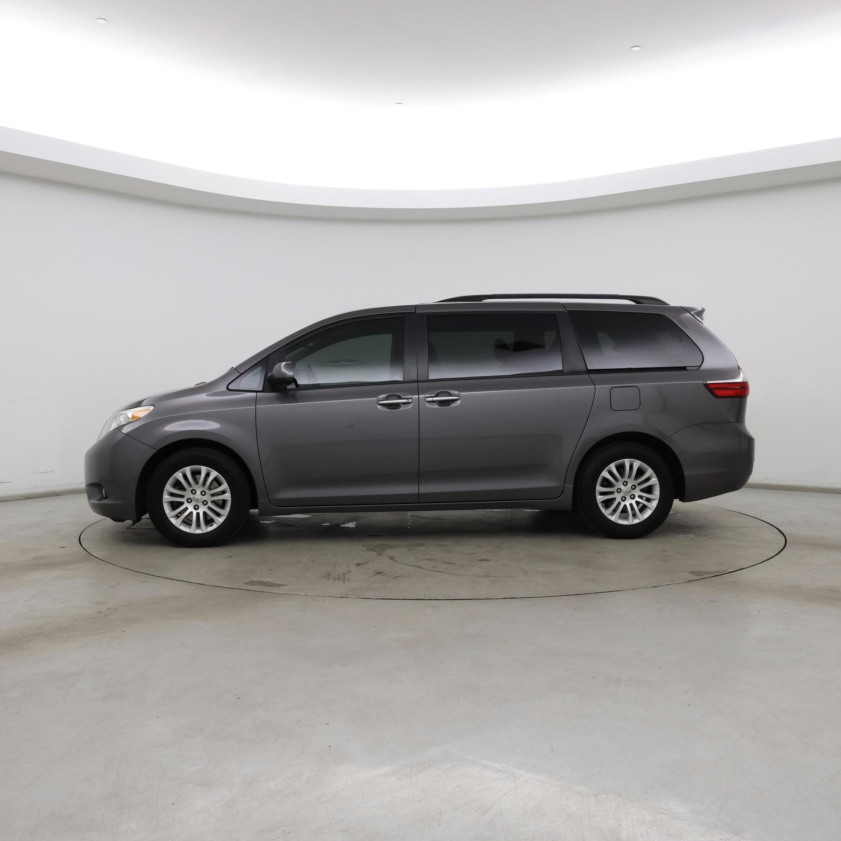 Thumbnail: 2017 Toyota Sienna - 3
