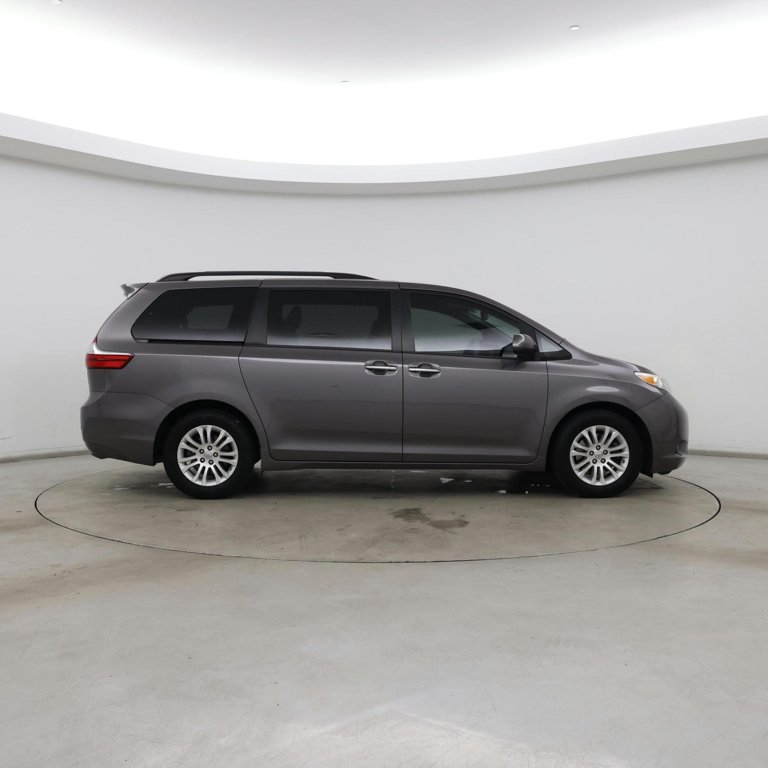 Thumbnail: 2017 Toyota Sienna - 7