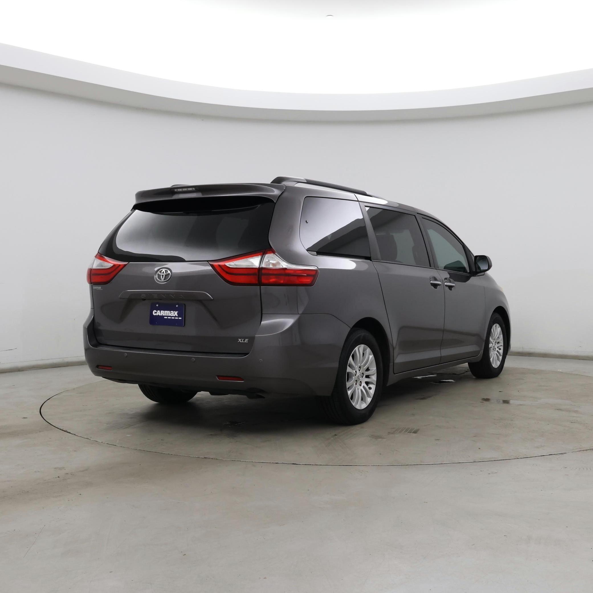 Thumbnail: 2017 Toyota Sienna - 8