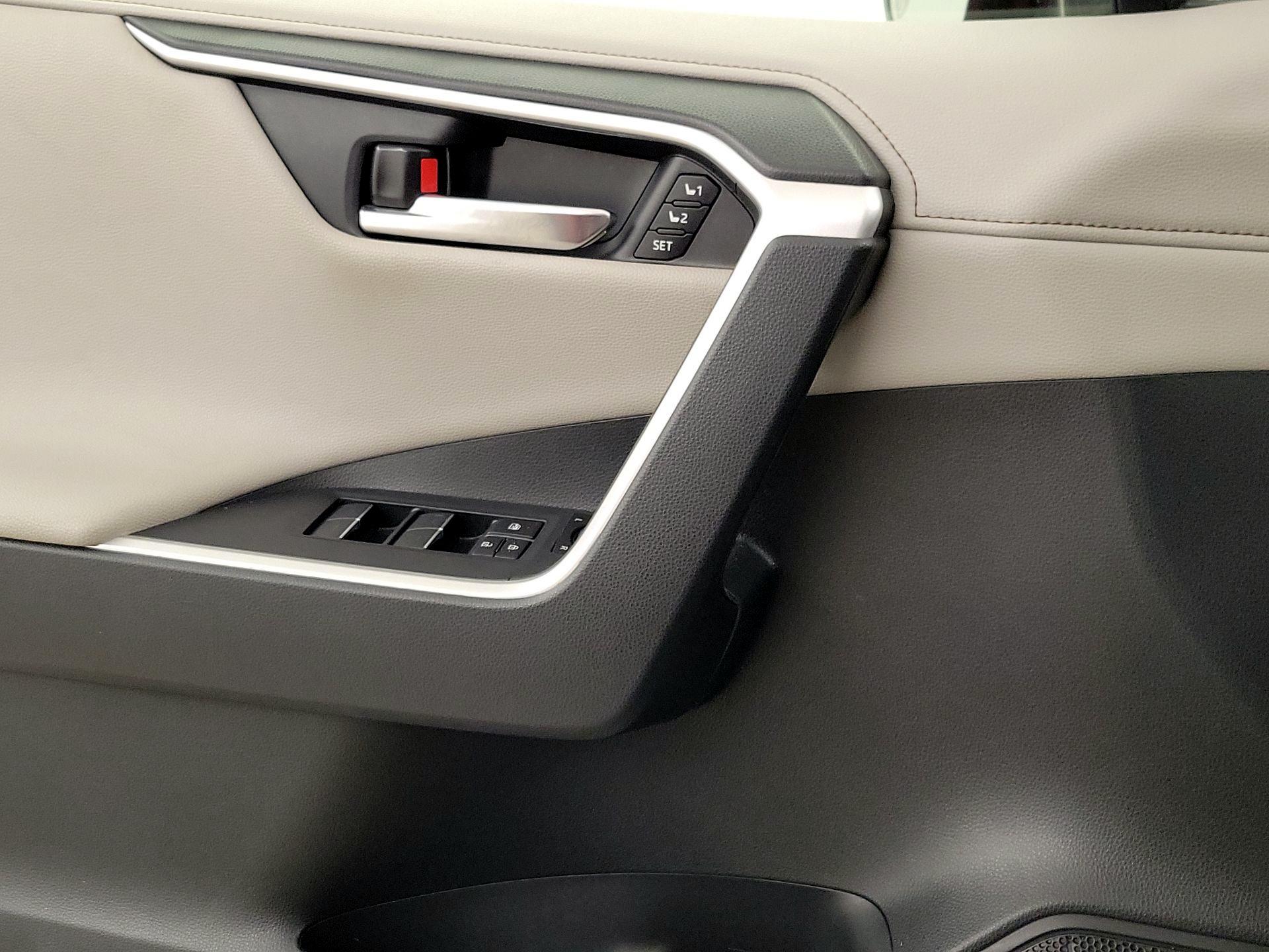 Thumbnail: 2022 Toyota RAV4 - 12