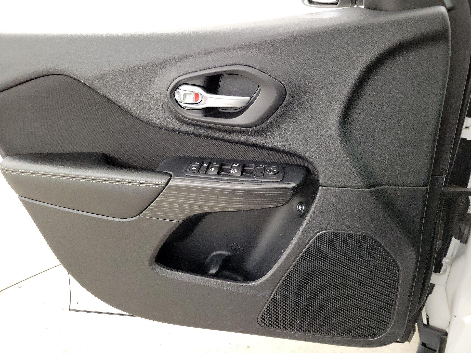 Thumbnail: 2016 Jeep Cherokee - 12