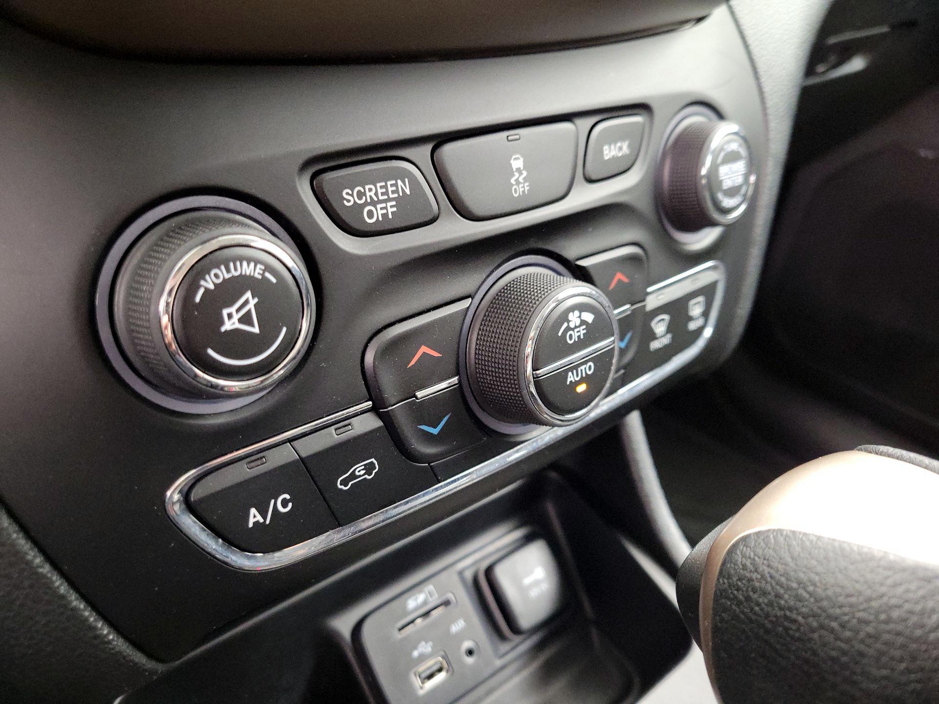 Thumbnail: 2016 Jeep Cherokee - 16