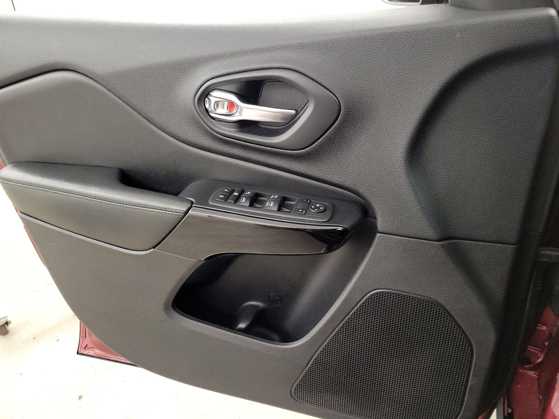 Thumbnail: 2020 Jeep Cherokee - 12