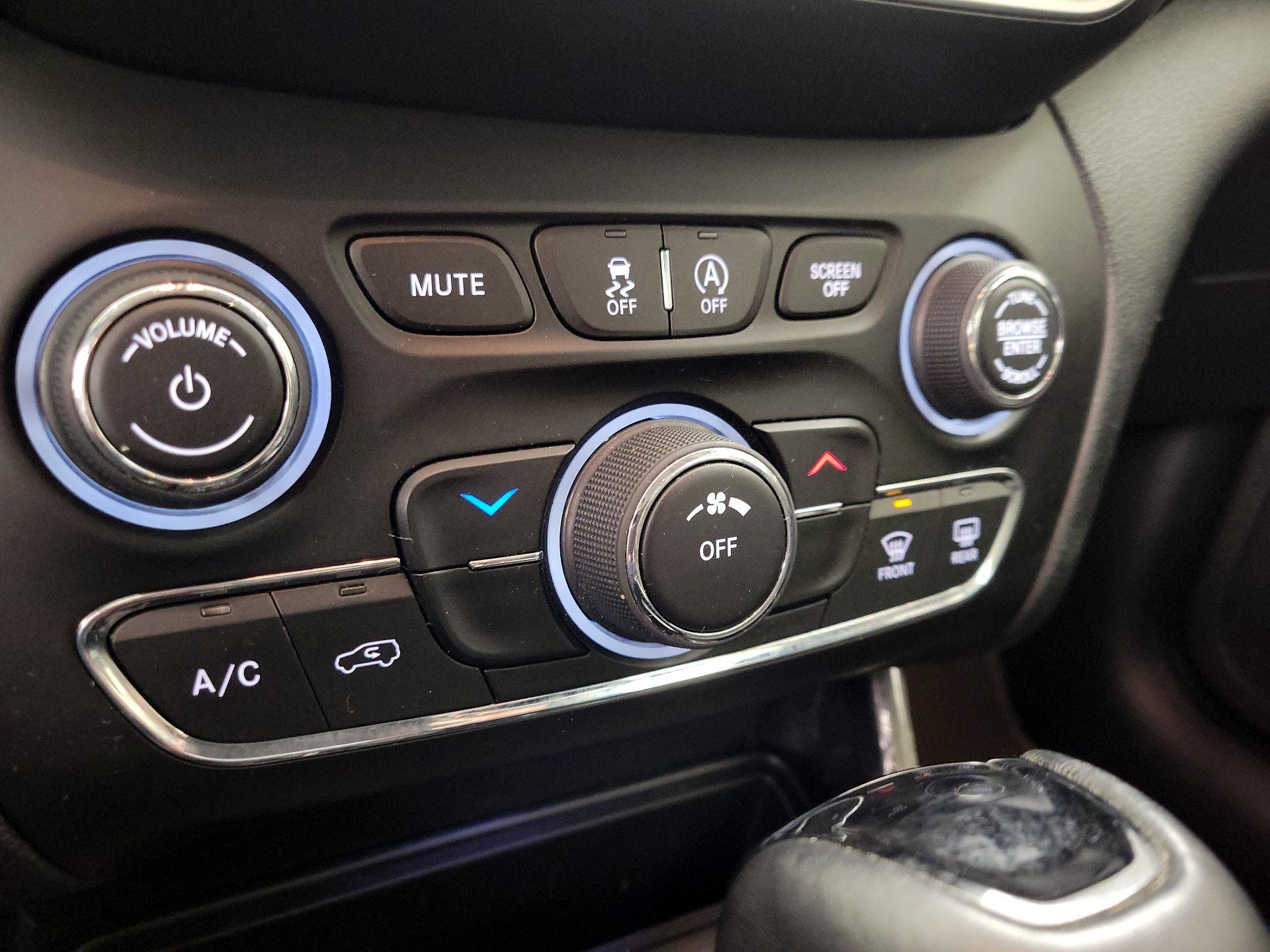 Thumbnail: 2020 Jeep Cherokee - 16