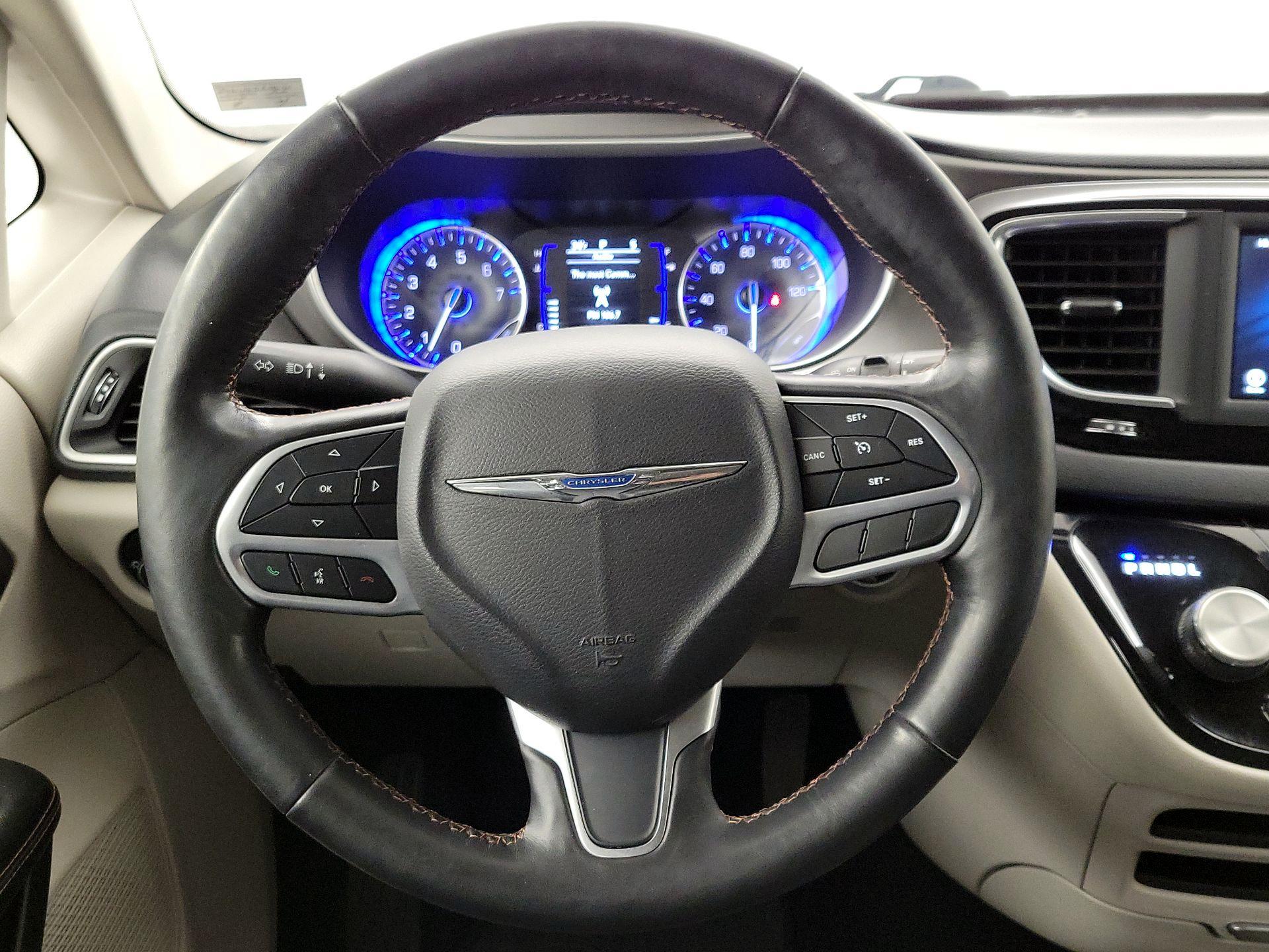 Thumbnail: 2020 Chrysler Pacifica - 10