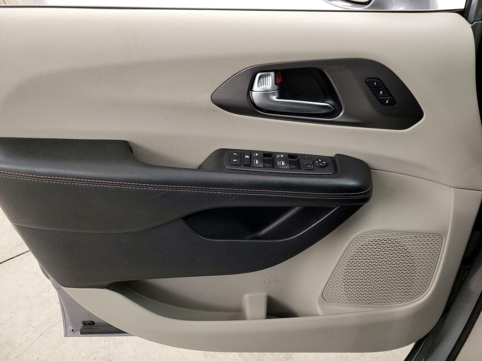 Thumbnail: 2020 Chrysler Pacifica - 12