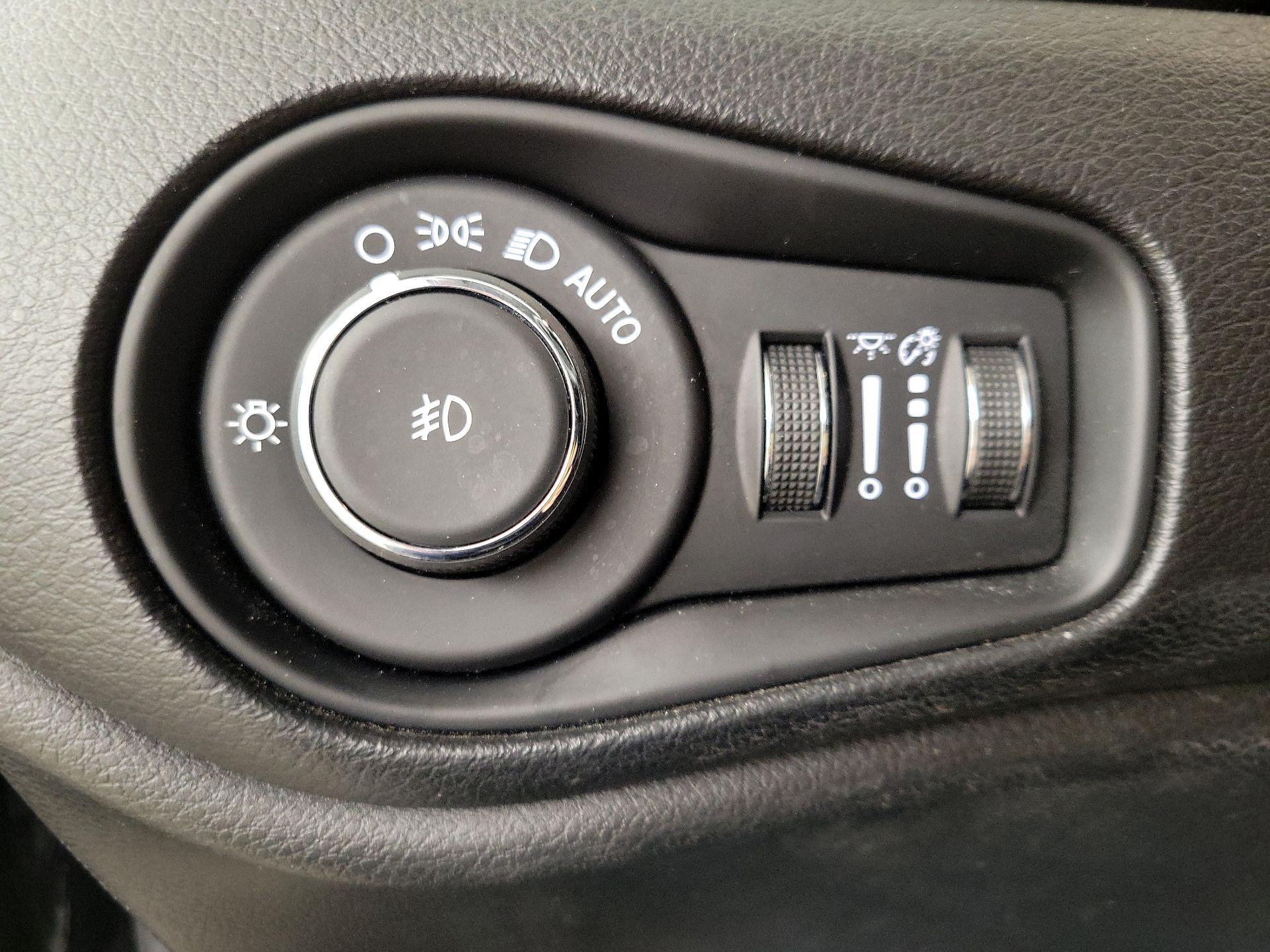 Thumbnail: 2020 Jeep Renegade - 13