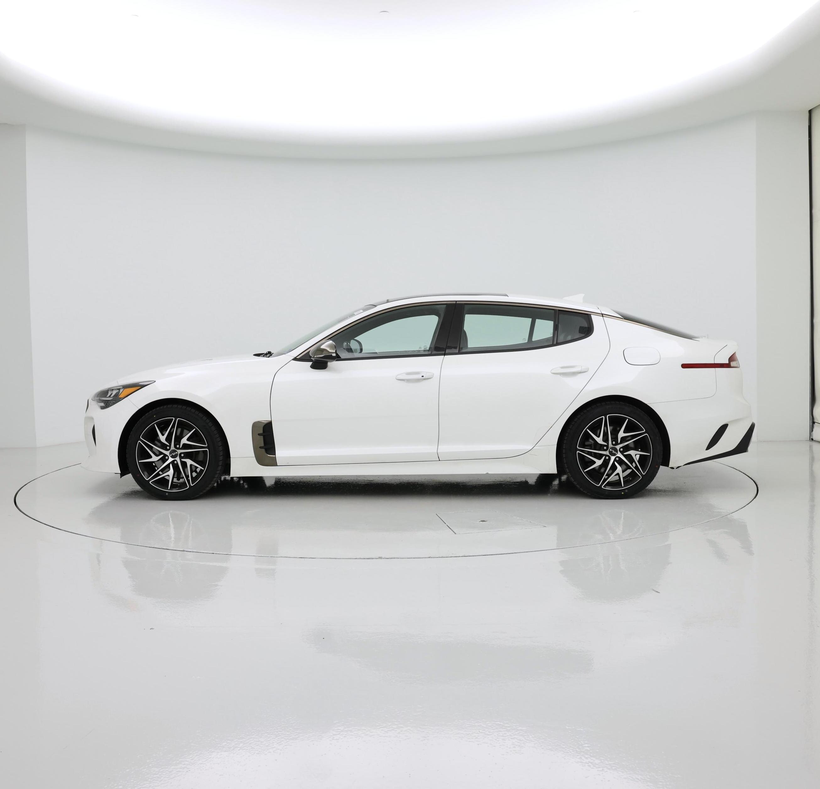 Thumbnail: 2022 Kia Stinger - 3