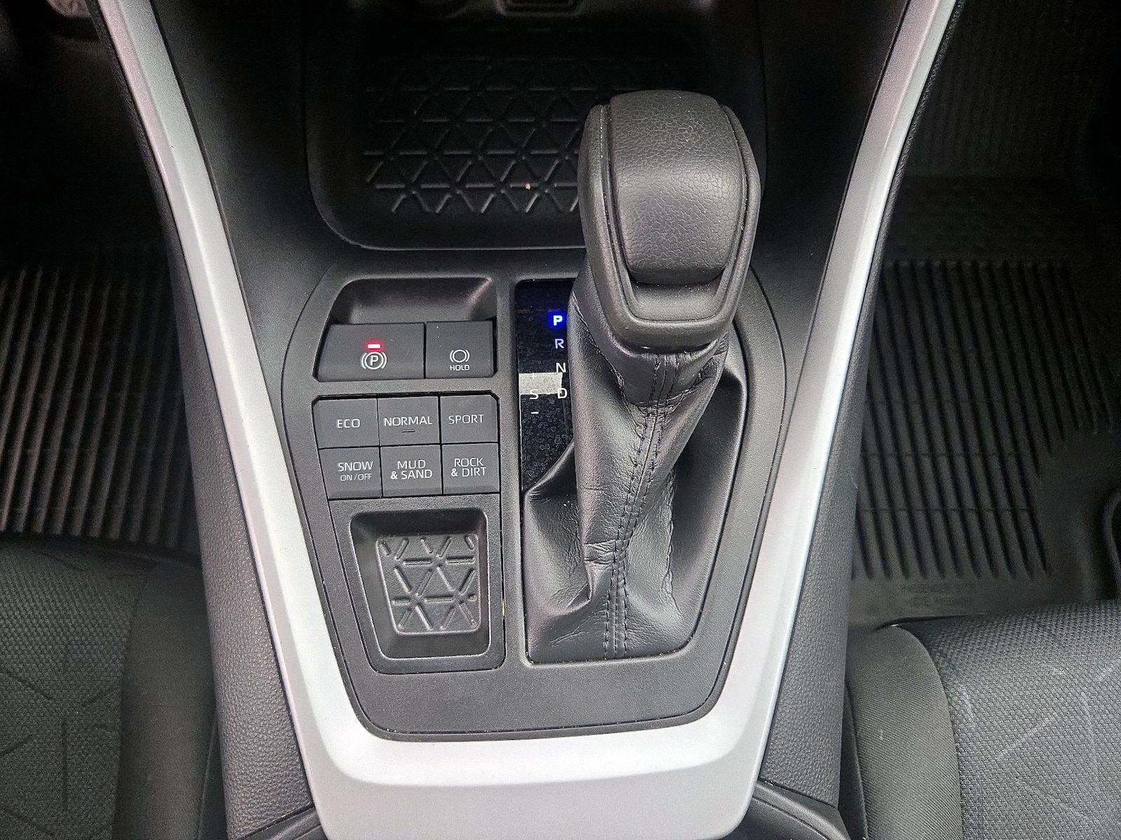 2022 Toyota RAV4 XLE - Photo 18