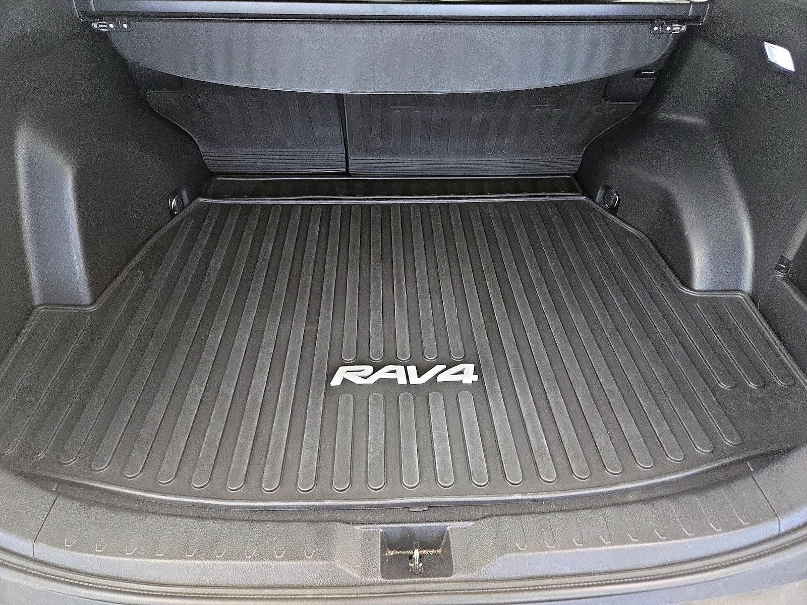 2022 Toyota RAV4 XLE - Photo 22