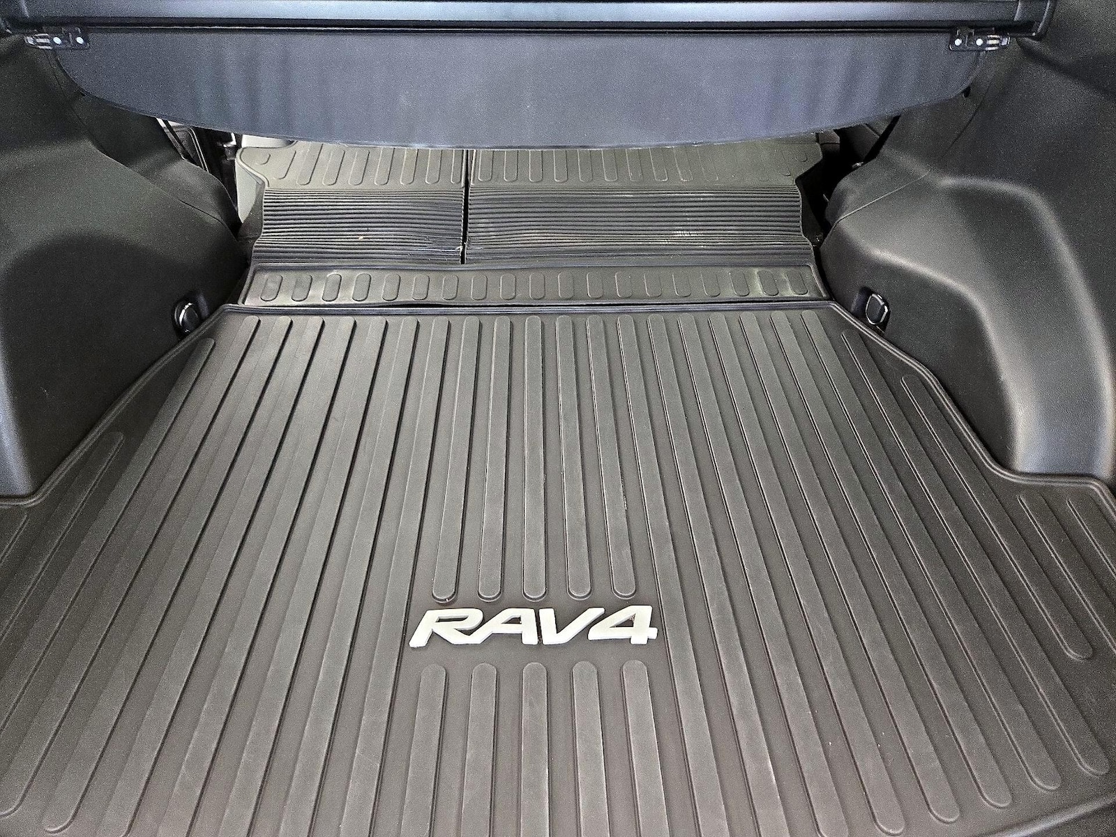 2022 Toyota RAV4 XLE - Photo 23