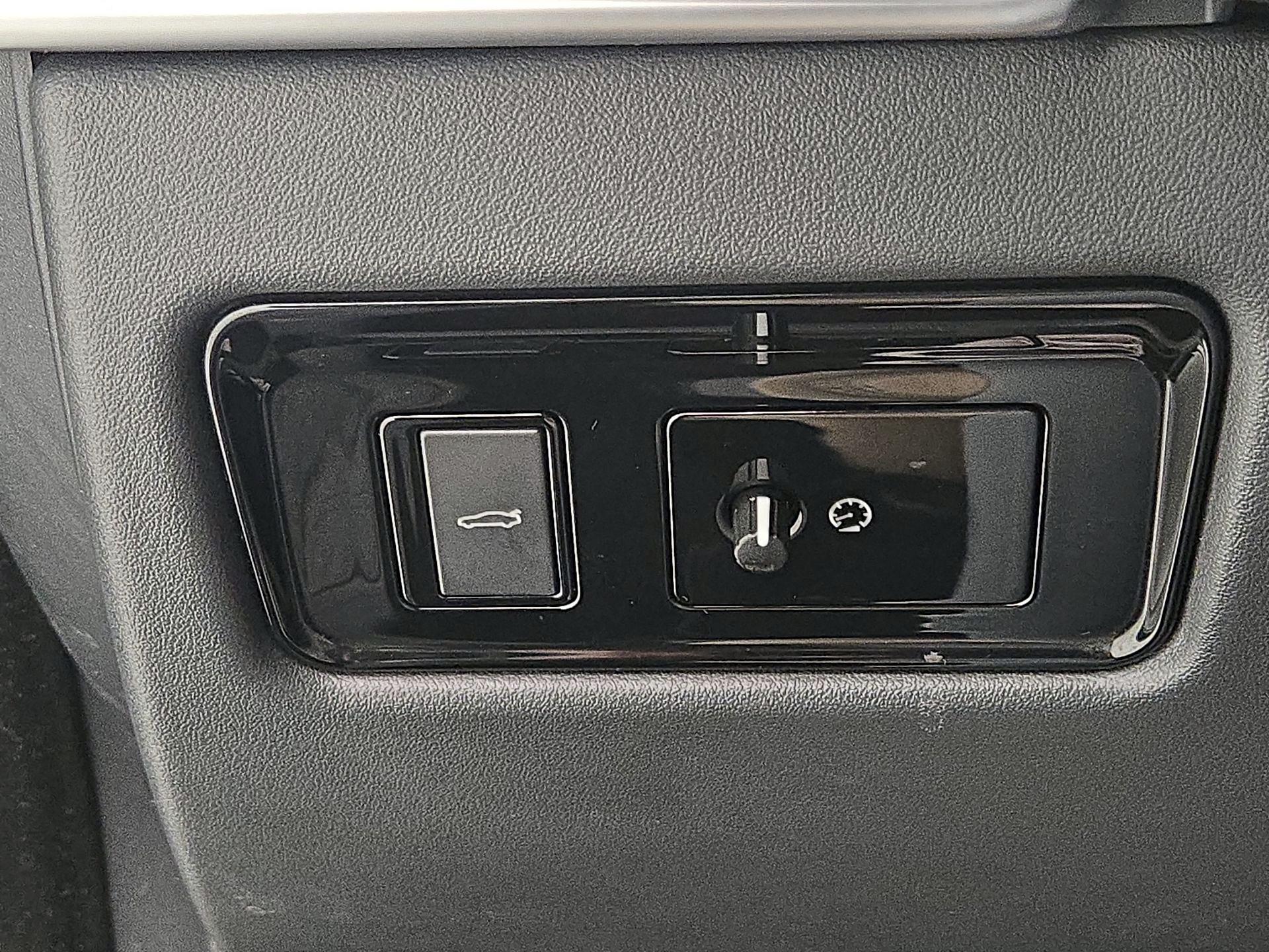 Thumbnail: 2017 Jaguar XE - 13