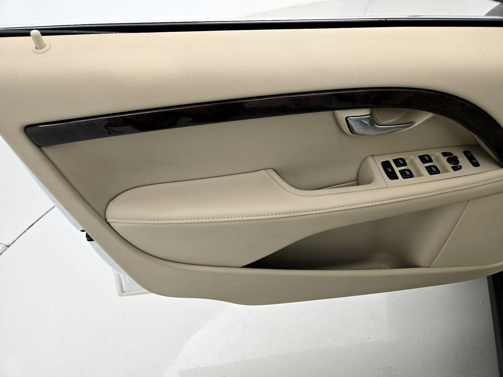 Thumbnail: 2015 Volvo XC70 - 12