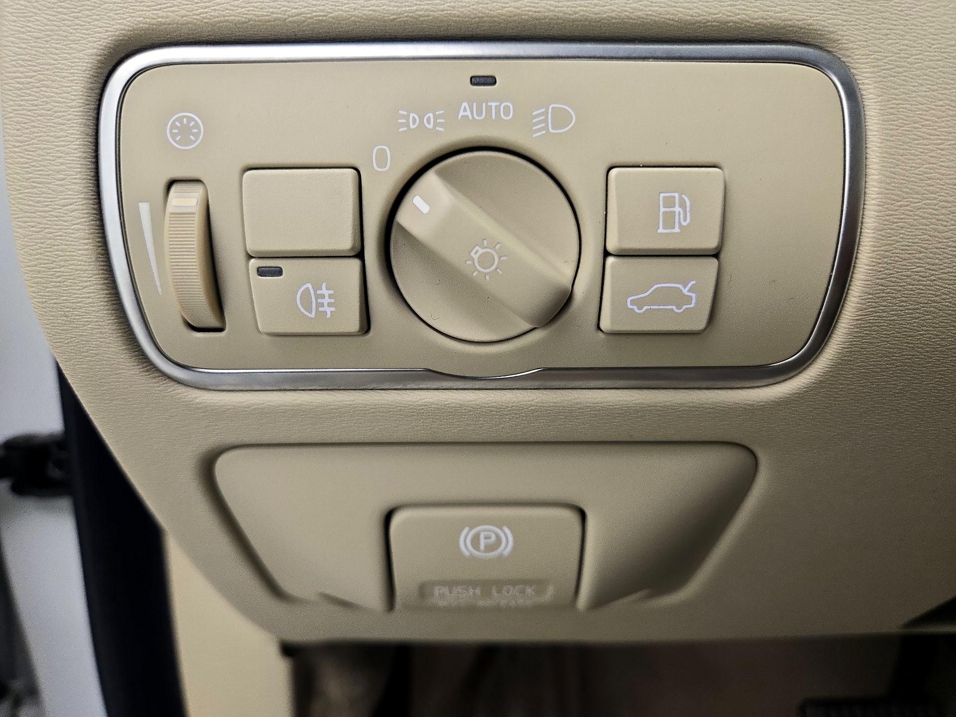 Thumbnail: 2015 Volvo XC70 - 13