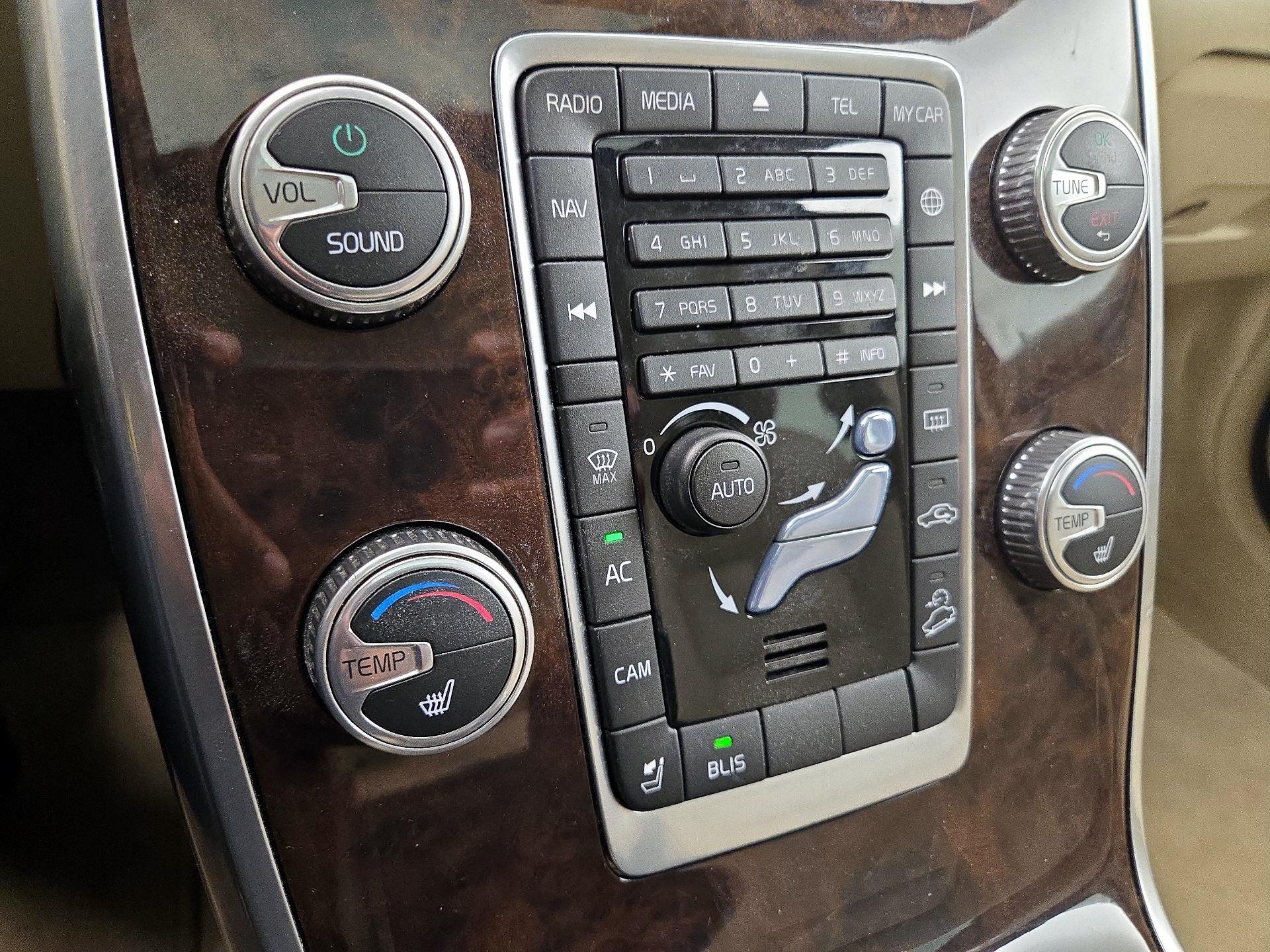 Thumbnail: 2015 Volvo XC70 - 17