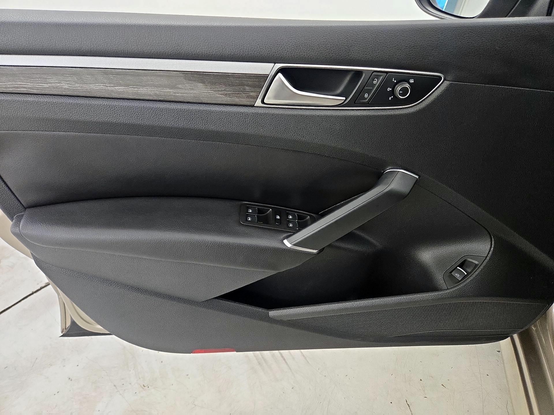 Thumbnail: 2016 Volkswagen Passat - 12