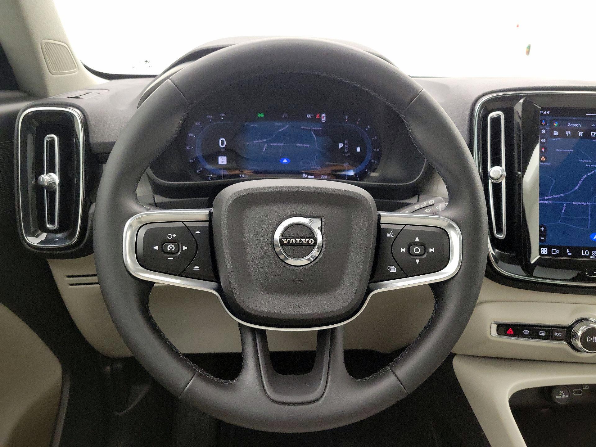 Thumbnail: 2023 Volvo XC40 - 10