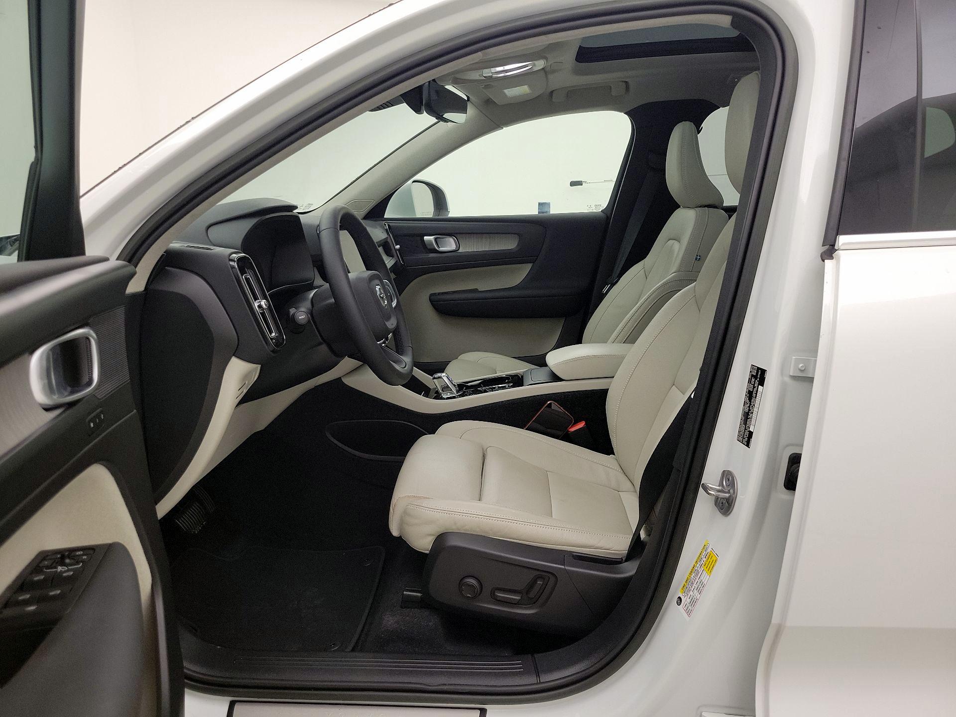 Thumbnail: 2023 Volvo XC40 - 11