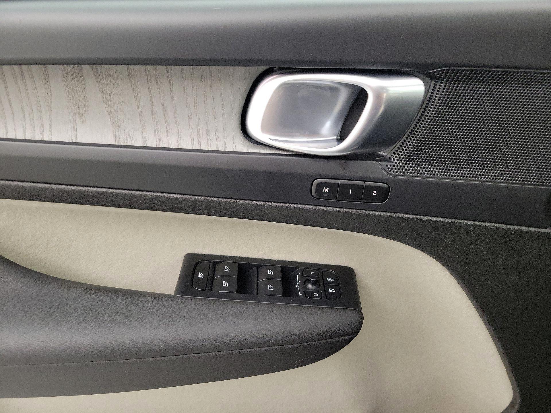 Thumbnail: 2023 Volvo XC40 - 12