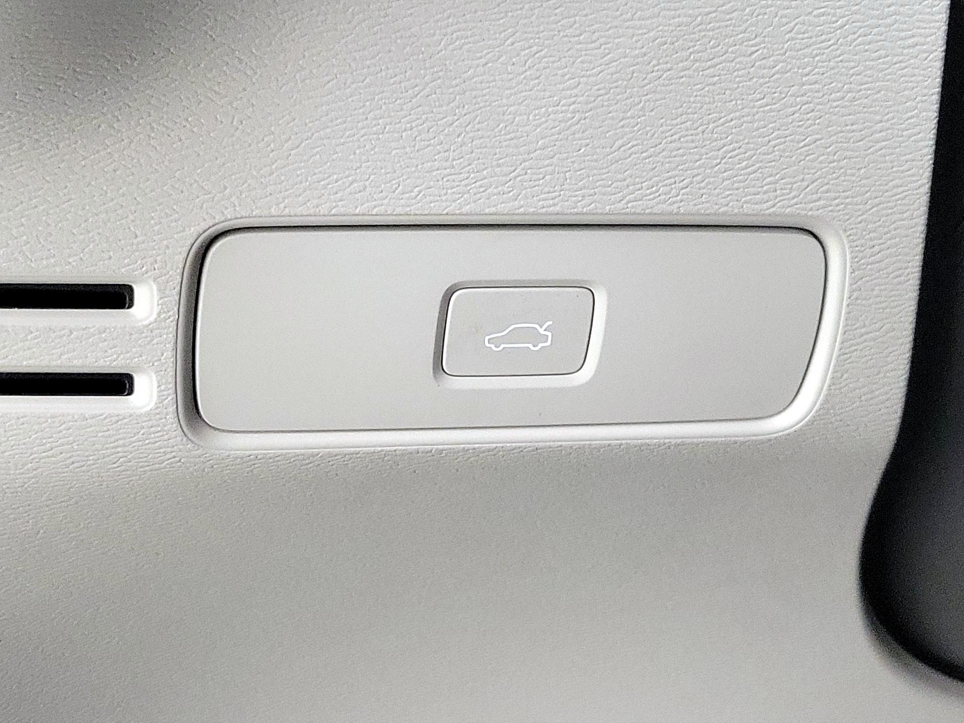 Thumbnail: 2023 Volvo XC40 - 13