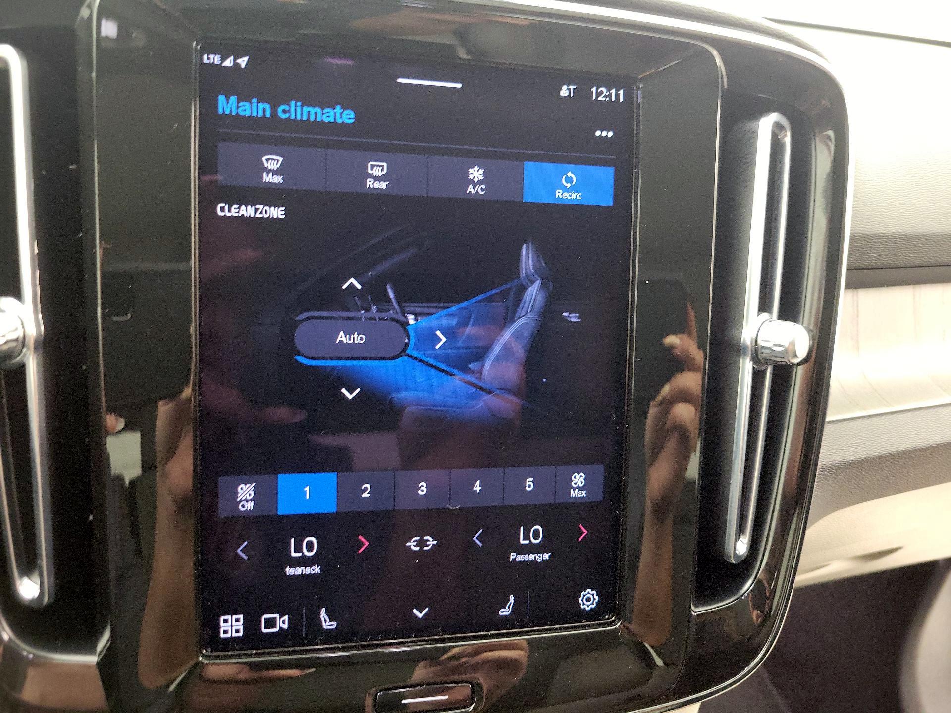 Thumbnail: 2023 Volvo XC40 - 17