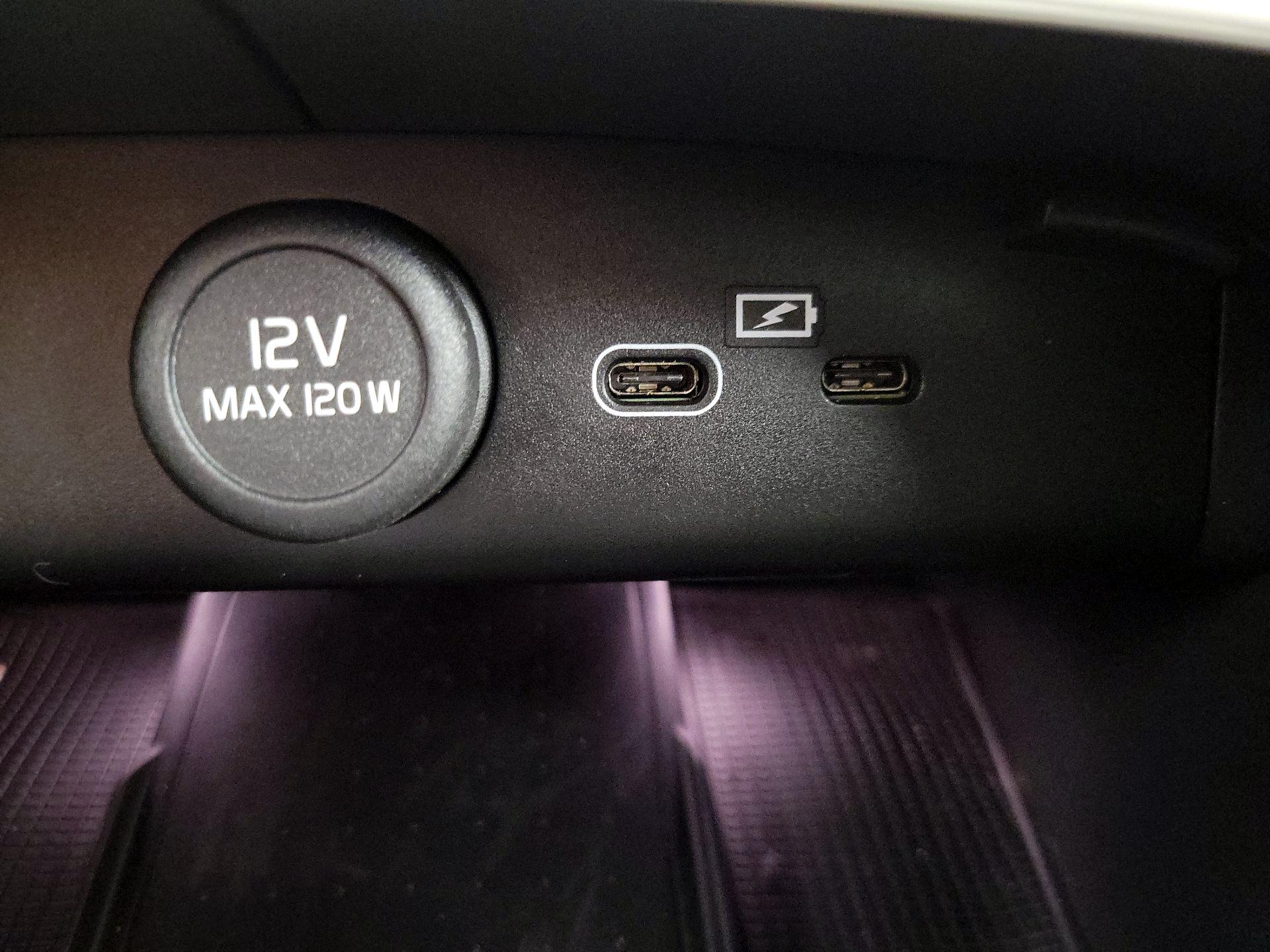 Thumbnail: 2023 Volvo XC40 - 19