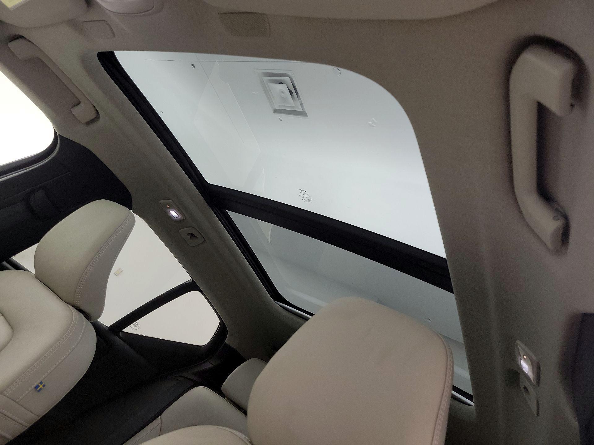 Thumbnail: 2023 Volvo XC40 - 20