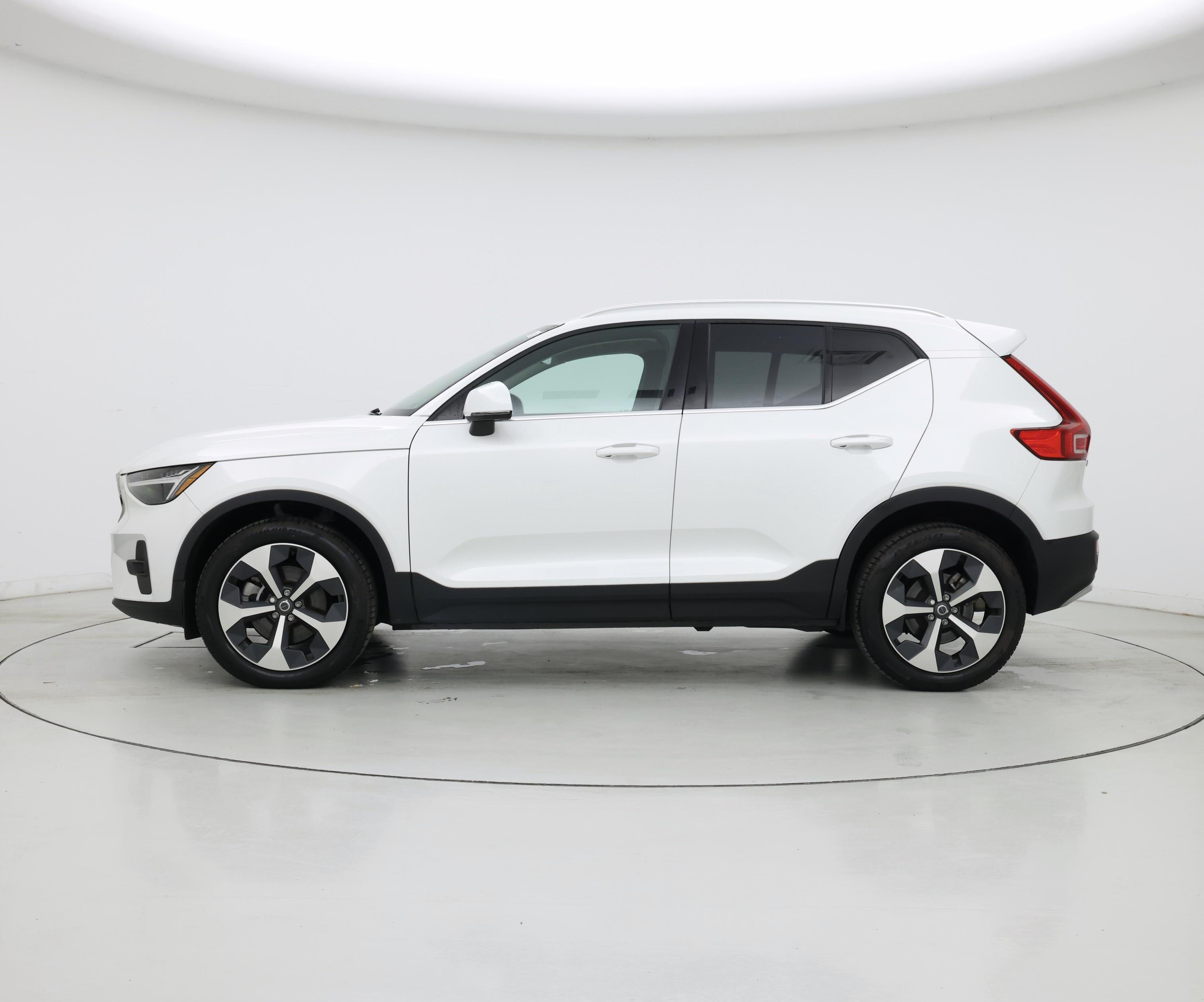 Thumbnail: 2023 Volvo XC40 - 3