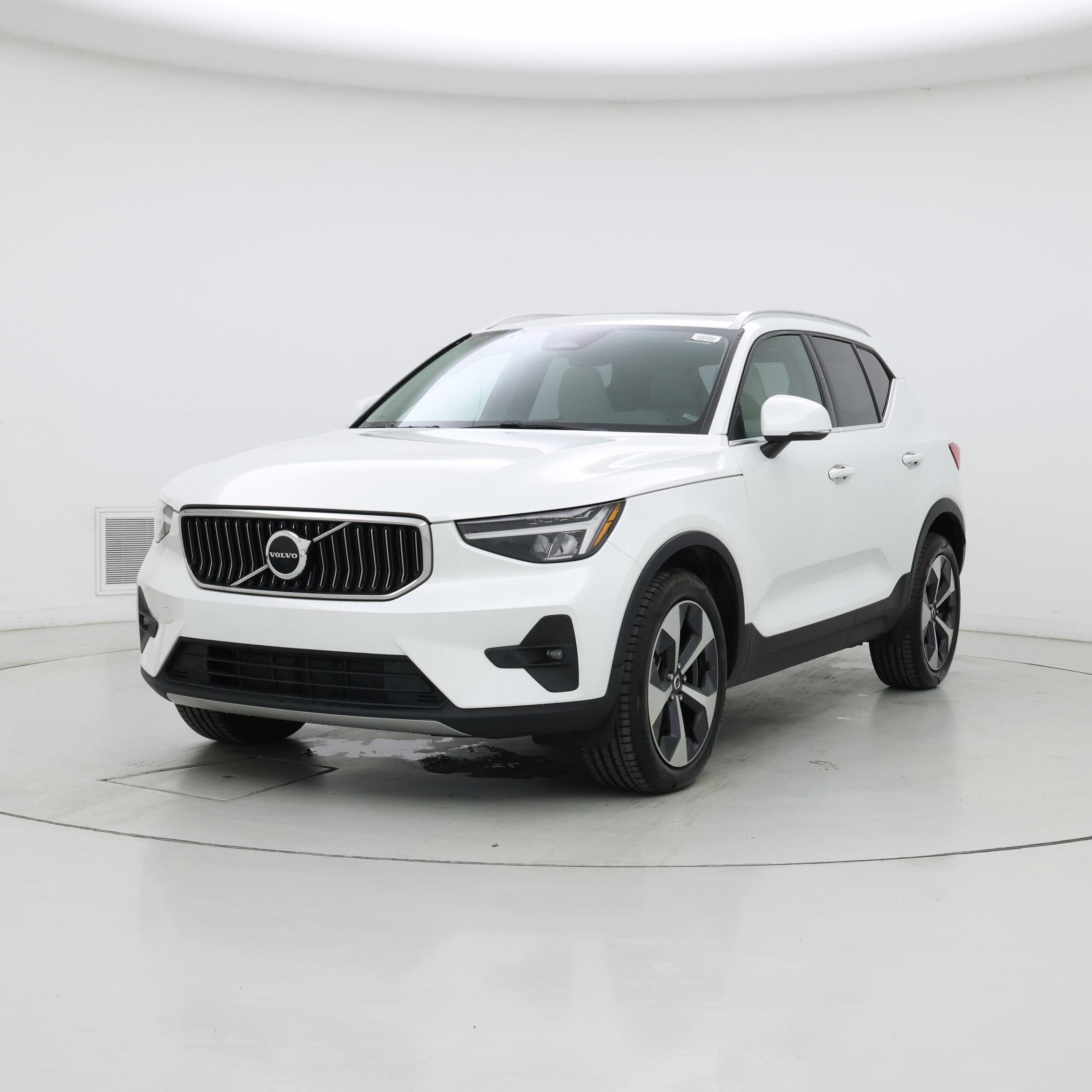 Thumbnail: 2023 Volvo XC40 - 4