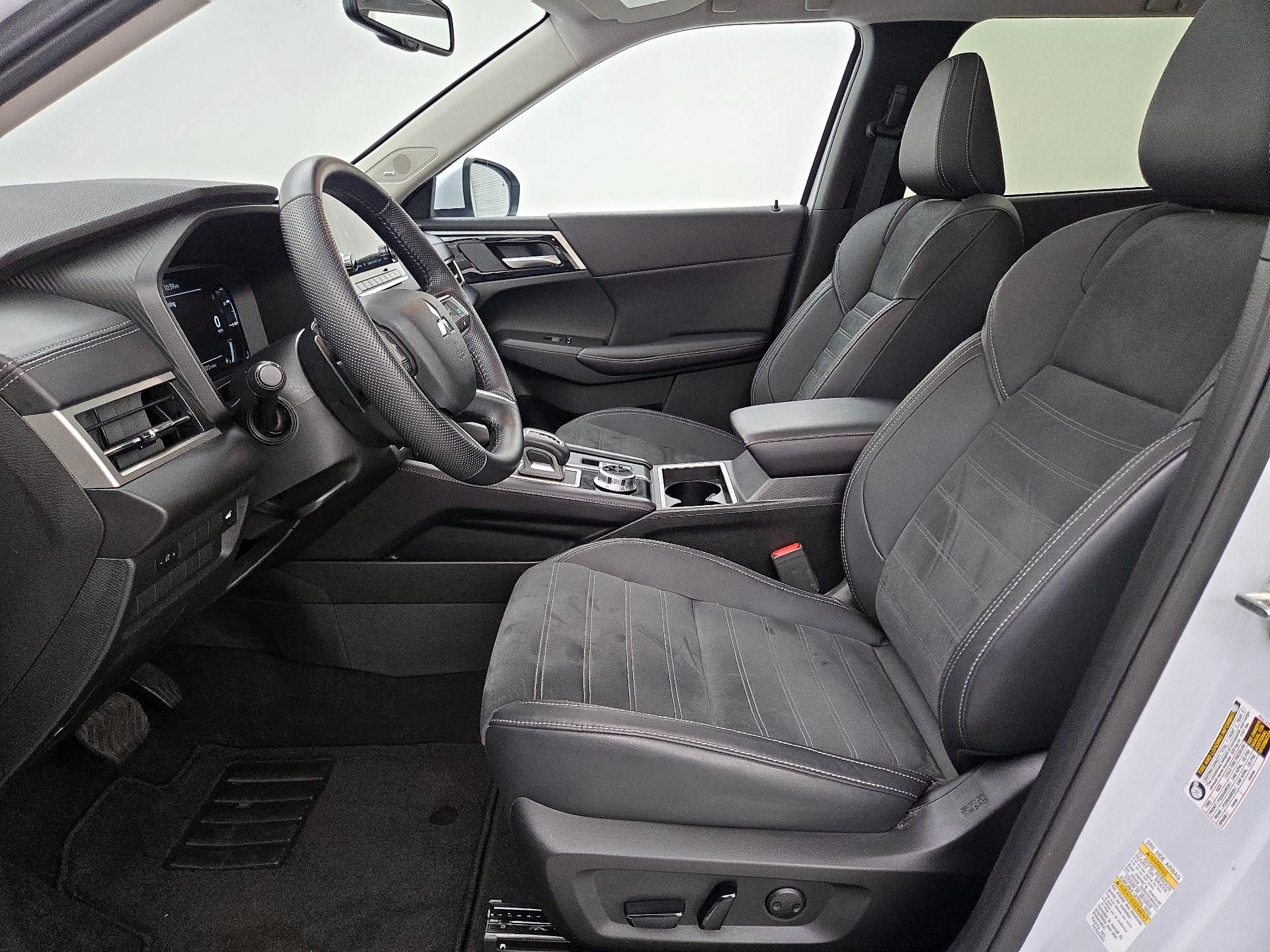 Thumbnail: 2023 Mitsubishi Outlander - 11